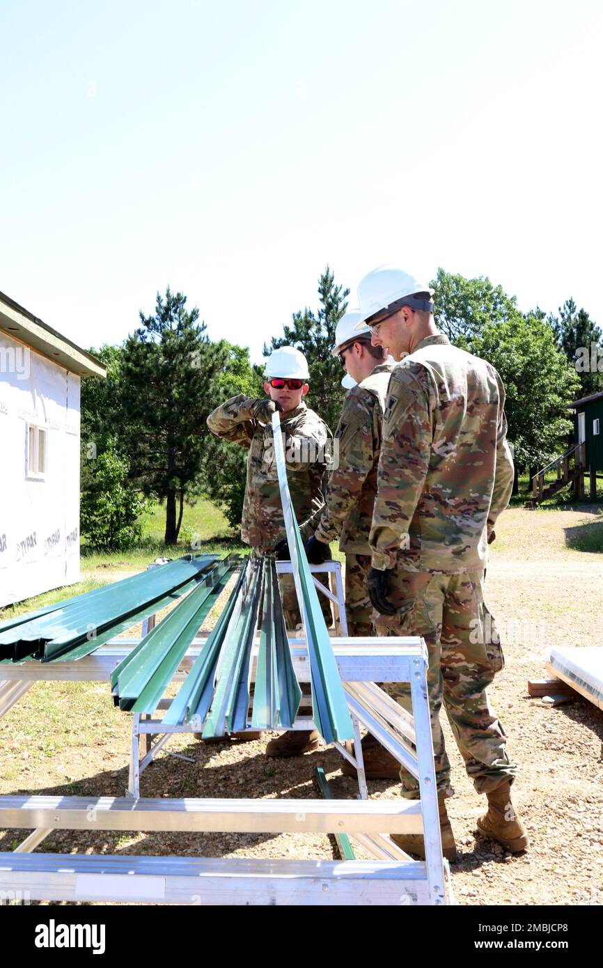 Jesse Greene, ingénieur de la compagnie 389th Engineer, inspecte la voie d'évitement métallique dans le cadre d'un projet visant à améliorer les zones d'entraînement à fort McCoy, Wisconsin, 16 juin 2022. Les ingénieurs travaillent à rendre les bâtiments de la base d'entraînement tactique courage plus frais et mieux à même de s'adapter aux diverses conditions météorologiques ici, ainsi qu'à améliorer les routes autour de la zone d'entraînement. Banque D'Images