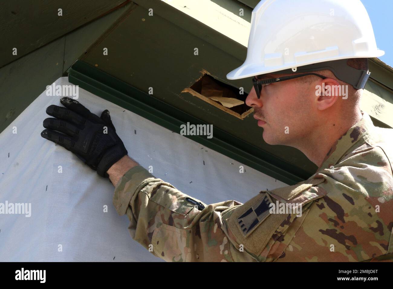 Evin main, ingénieur de la compagnie 389th Engineer, prépare une voie d'évitement en métal qui sera utilisée dans le cadre d'un projet d'amélioration de la construction à fort McCoy, Wisconsin, 16 juin 2022. Le projet est l'un des plusieurs entrepris par le 389th en. Co. Comme il conduit sa formation annuelle ici. En outre, l'unité s'efforce d'améliorer les routes dans la zone de formation. Banque D'Images