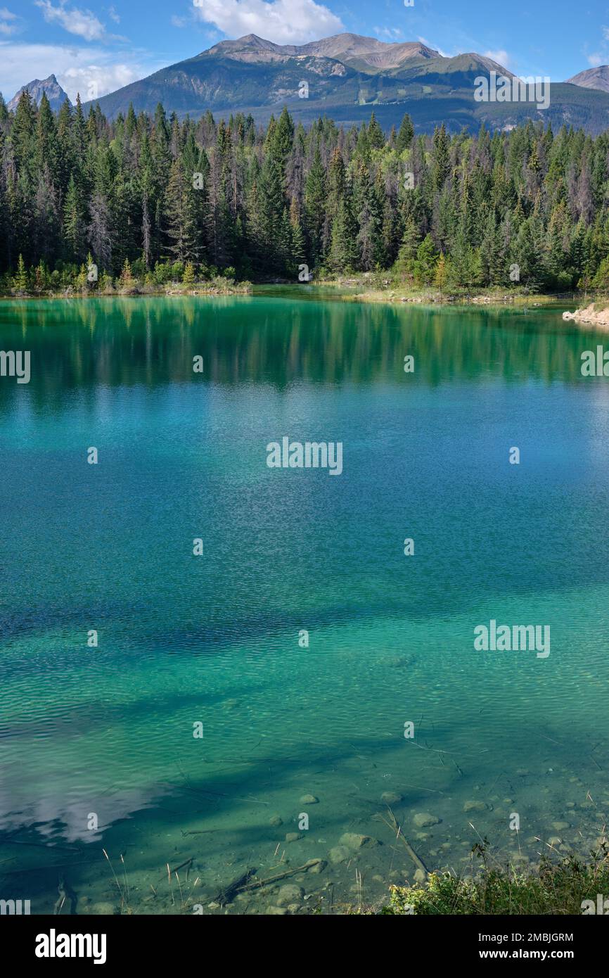 Vue sur les eaux vertes du lac quatre jusqu'au bassin Marmot dans les Rocheuses canadiennes. Sentier de la vallée des cinq lacs, Jasper (Alberta). Banque D'Images