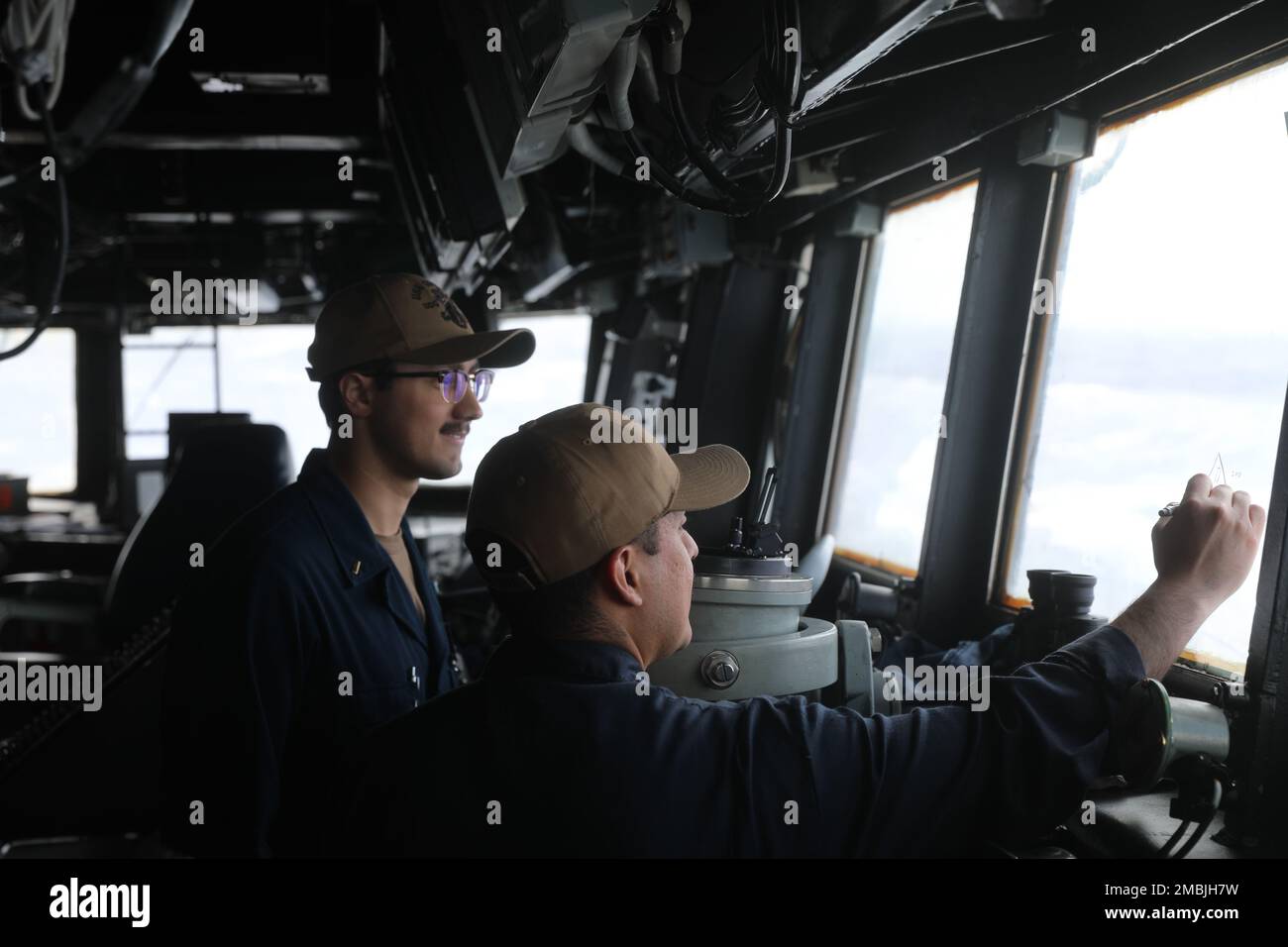 220616-N-ED646-2010 OCÉAN ATLANTIQUE (16 juin 2022) l'enseigne John Norton, à gauche, de Kodiak, en Alaska, reçoit des instructions de navigation du lieutenant j.g. Jonathan Gonzalez, de West Palm Beach, Floride, à bord de l'USS (DDG 107), 16 juin 2022. Il opère gravement dans l'océan Atlantique à l'appui des opérations navales afin de maintenir la stabilité et la sécurité maritimes afin d'assurer l'accès, de décourager l'agression et de défendre les intérêts américains, alliés et partenaires. Banque D'Images