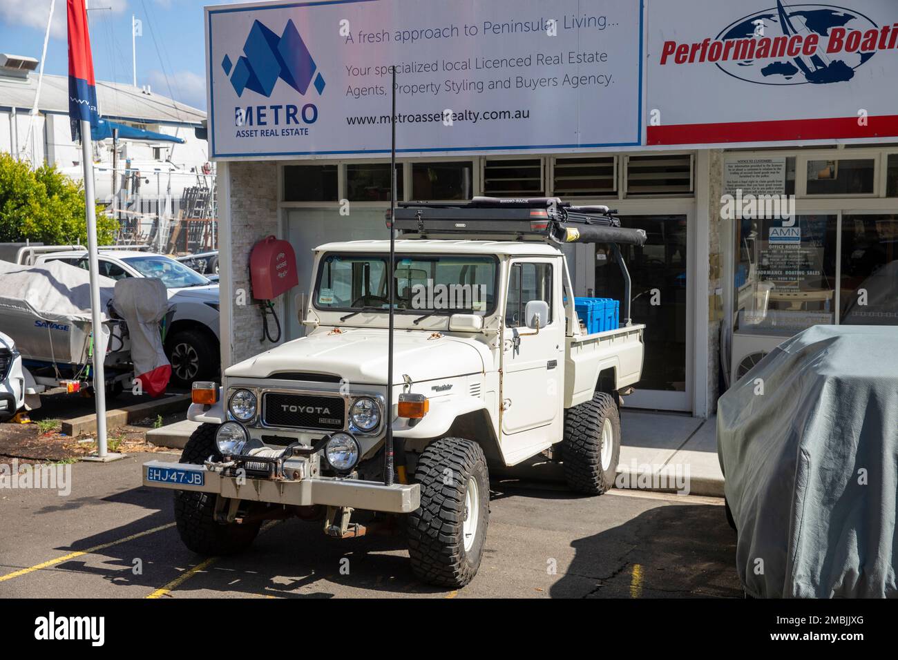 1984 Toyota Landcruiser LWB HJ47 blanc table top camion véhicule garé à une marina de bateau à Bayview, Sydney, NSW, Australie Banque D'Images