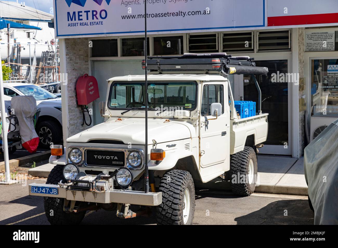 1984 Toyota Landcruiser LWB HJ47 blanc table top camion véhicule garé à une marina de bateau à Bayview, Sydney, NSW, Australie Banque D'Images