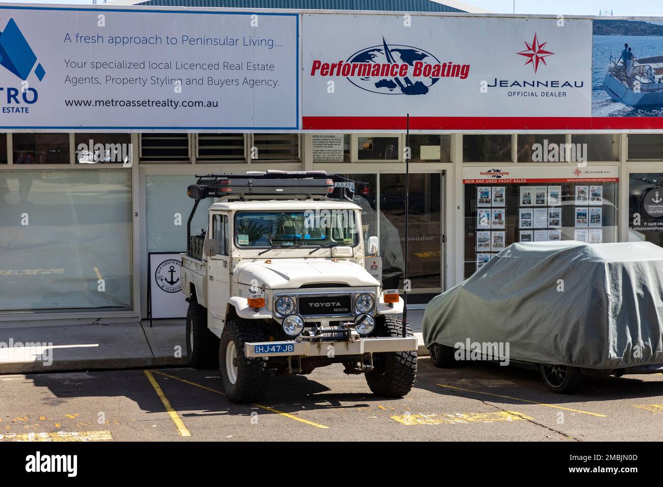 1984 Toyota Landcruiser LWB HJ47 blanc table top camion véhicule garé à une marina de bateau à Bayview, Sydney, NSW, Australie Banque D'Images