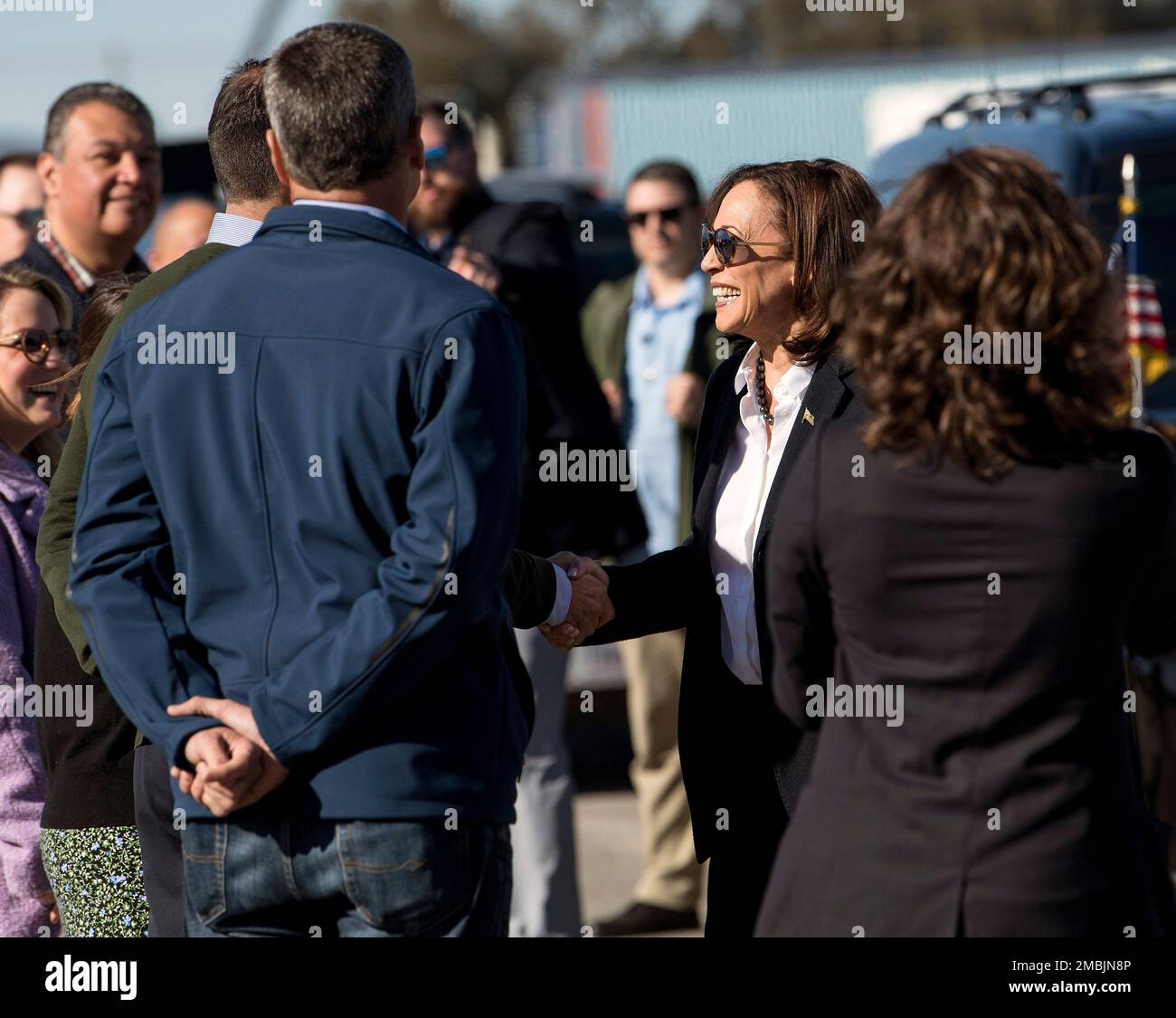 Sunland, Californie, États-Unis. 20th janvier 2023. La vice-présidente KAMALA HARRIS est accueillie à son arrivée pour une visite à pied des terrains de propagation de Tujunga. Le terrain, qui fournit de l'eau au comté de Los Angeles, est actuellement en cours de modernisation pour améliorer sa capacité et son taux de percolation afin de l'aider à stocker l'eau de pluie. Les récents cours d'eau de pluie atmosphériques en Occident ont démontré qu'il faut faire plus pour capturer et stocker l'eau pendant les fluctuations de la sécheresse et des inondations provoquées par le changement climatique.(Credit image: © Brian Cahn/ZUMA Press Wire) USAGE ÉDITORIAL SEULEMENT! Non destiné au commercial USAG Banque D'Images