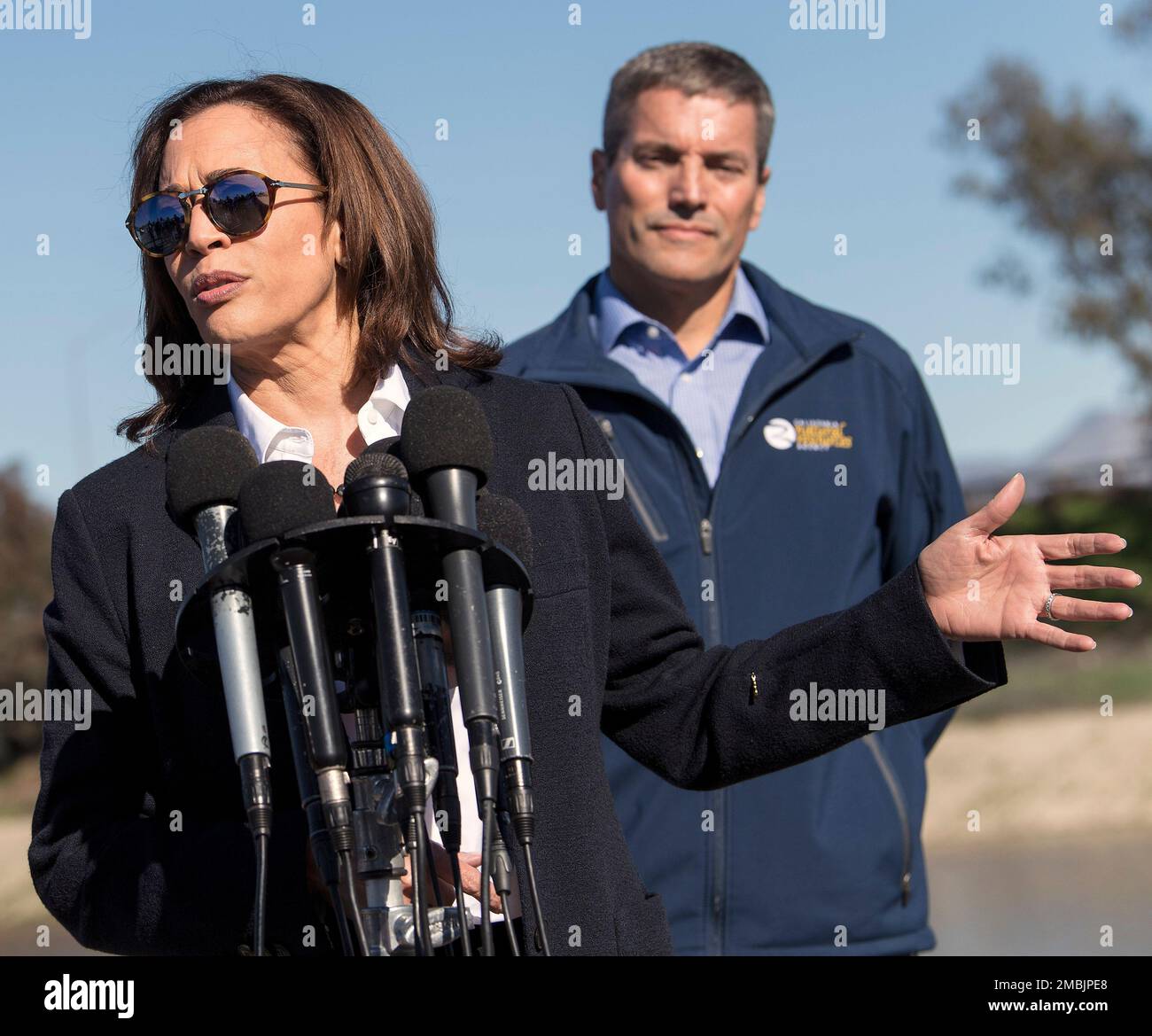 Sunland, Californie, États-Unis. 20th janvier 2023. Le vice-président KAMALA HARRIS parle avant une visite à pied du terrain d'épandage de Tujunga. Le terrain, qui fournit de l'eau au comté de Los Angeles, est actuellement en cours de modernisation pour améliorer sa capacité et son taux de percolation afin de l'aider à stocker l'eau de pluie. Les récents cours d'eau de pluie atmosphériques en Occident ont démontré qu'il faut faire plus pour capturer et stocker l'eau pendant les fluctuations de la sécheresse et des inondations provoquées par le changement climatique.(Credit image: © Brian Cahn/ZUMA Press Wire) USAGE ÉDITORIAL SEULEMENT! Non destiné À un usage commercial ! Banque D'Images