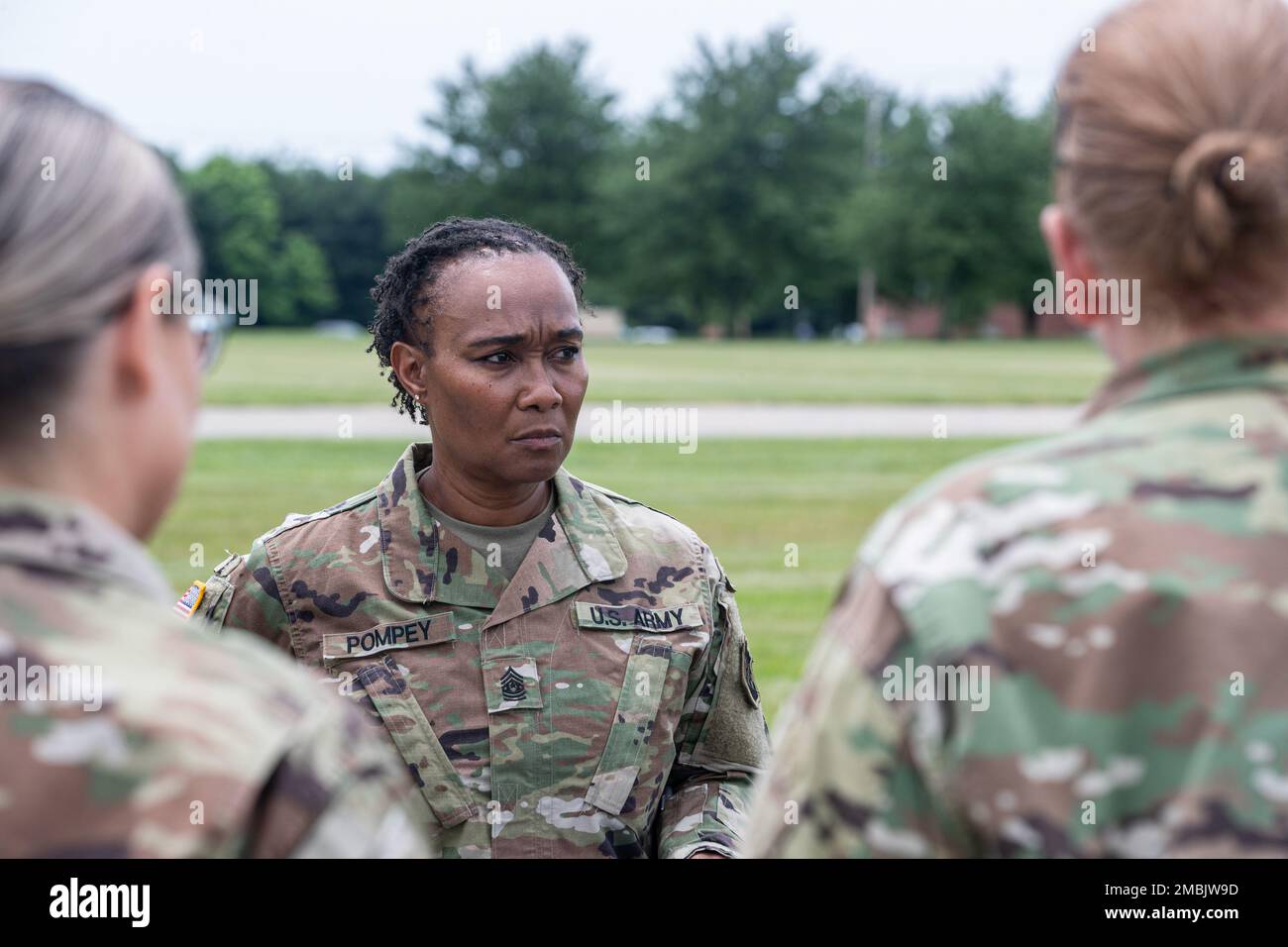 ÉTATS-UNIS Commandant de l’armée, Sgt. Subretta L. Pompey, États-Unis Le Commandement juridique de la Réserve de l'Armée de terre est informé par l'équipage de l'aéronef avec le bataillon d'hélicoptères d'assaut 1-150th de la Garde nationale du New Jersey sur la base interarmées McGuire-dix-Lakehurst, New Jersey, 16 juin 2022. L'aviation de l'armée du New Jersey a volé les États-Unis Les hauts dirigeants de la Réserve de l'armée lors d'une visite des installations militaires du New Jersey. Banque D'Images