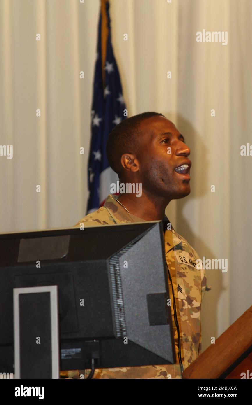 Le sergent Charles Mills Jr. De l'armée chante l'hymne national pour commencer la dix-septième célébration au Centre médical militaire national Walter Reed sur 16 juin. Banque D'Images