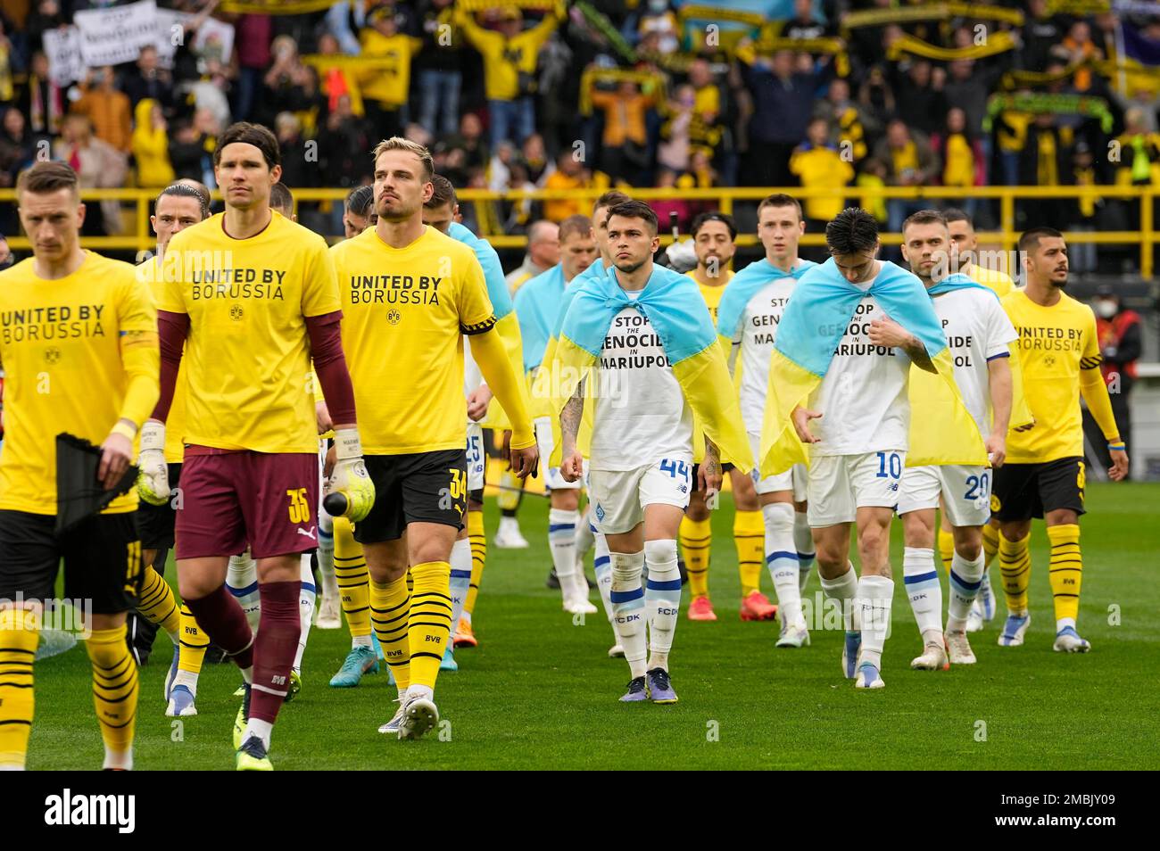 Players arrive prior a charity soccer match between Bundesliga team Borussia Dortmund and Dynamo Kyiv of Ukraine in the Signal Iduna Park in Dortmund, Germany, Tuesday, April 26, 2022. Dynamo players wear a shirt reading "Stop the genocide in Mariupol". The match wants to show solidarity with Ukraine against Russia's war in favour of peace in Europe, the net proceeds of the match will be donated to charity. (AP Photo/Martin Meissner) Banque D'Images