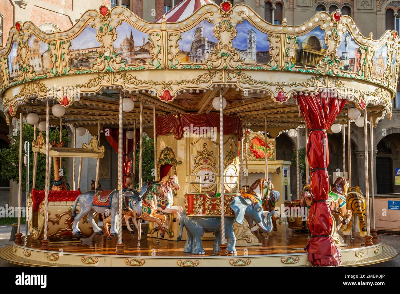 Carrousel ou Merry-Go-round sur la Piazza Vittoria Emanuele II, Pise. Banque D'Images