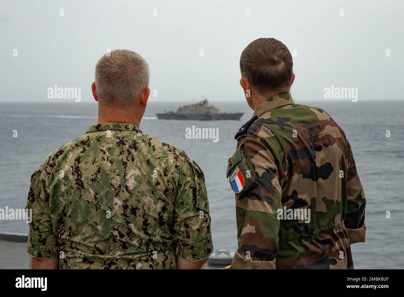 ÉTATS-UNIS Doug Sasse, sous-ministre de la Marine arrière, à gauche, vice-commandant de la Réserve aux États-Unis Forces navales Commandement Sud/flotte américaine 4th, parle à l'ADM arrière français Eric Aymard, commandant en chef des forces armées françaises des Antilles pendant l'exercice Caraibes 22 à bord du navire d'assaut amphibie français Mistral (LHD L9013), 16 juin 2022. Caraibes 22 est un exercice d'entraînement conjoint à grande échelle mené par les Français dans les Caraïbes, qui comprend des ressources navales, aériennes et terrestres des forces françaises, américaines et régionales, dont l'objectif est de répondre aux catastrophes naturelles simulées. Banque D'Images