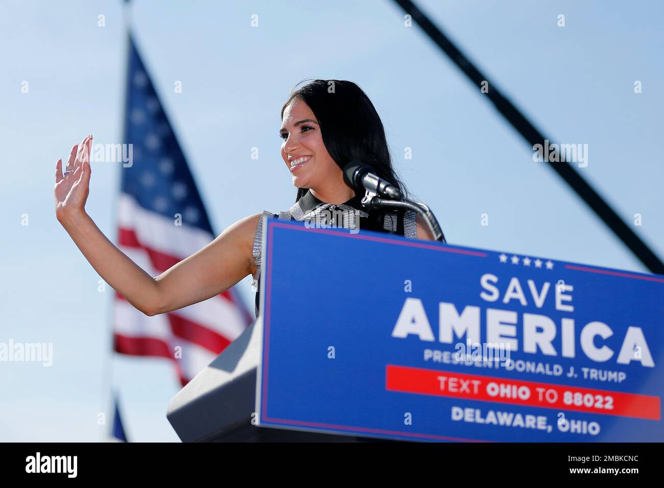 Republican congressional candidate Madison Gesiotto Gilbert waves to supporters at a rally at the Delaware County Fairgrounds, Saturday, April 23, 2022, in Delaware, Ohio, where former President Donald Trump is expected to speak later in the day to endorse Republican candidates ahead of the Ohio primary on May 3. (AP Photo/Joe Maiorana) Banque D'Images