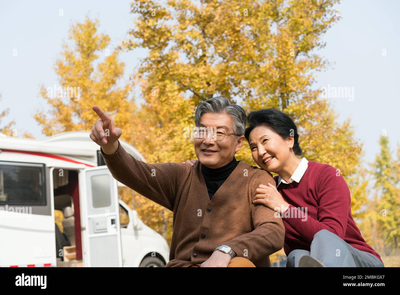 Voyage en voiture pour les couples âgés Banque D'Images