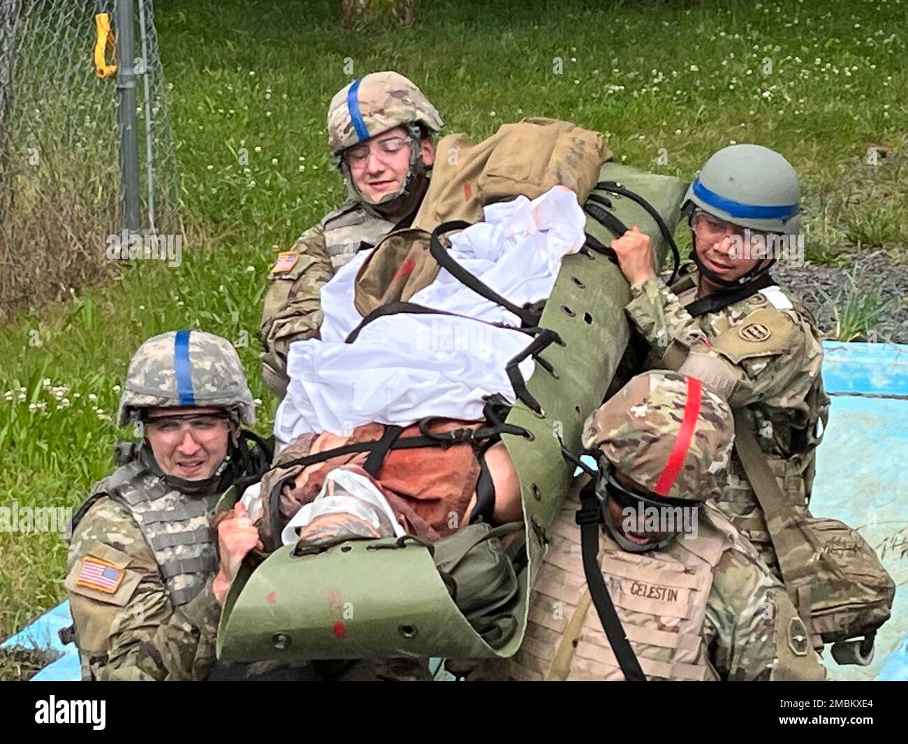 Diverses unités s'entraînent au Centre de formation en simulation médicale de fort dix (MSCT) pendant leur cours de combat Gareautrain. Les médecins de combat de l'armée jouent un rôle essentiel en appliquant les premiers soins et les soins traumatiques aux soldats blessés simulés, mais dans certaines situations, la première personne à aider n'est pas toujours une médic certifiée. Le cours est destiné à fournir une étape intermédiaire entre le soutien de base de style copain enseigné à chaque soldat, et les compétences avancées de soutien de la vie. (Photos prises par le centre de soutien à la formation de fort dix [TSC]) Banque D'Images