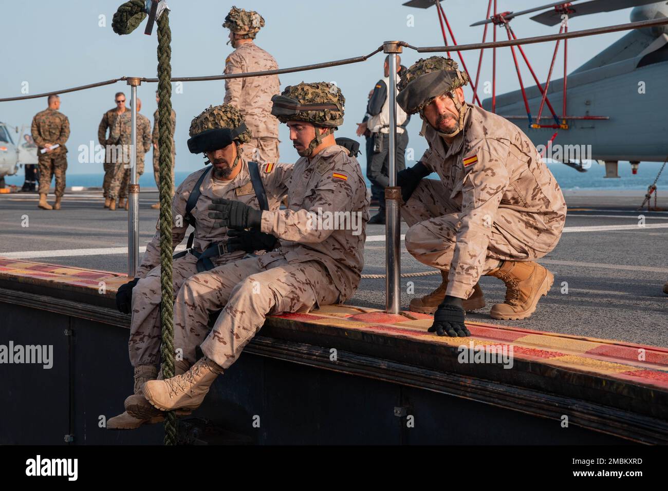 Infanteria de Marinas avec Tactical Group Wolf effectue des exercices de cordage rapide pendant le FLOTEX-22 espagnol à bord du Juan Carlos I près de Rota, Espagne, le 16 juin 2022. Cet exercice comprend des actions tactiques à terre, combinées à une formation et à une planification conjointes, visant à accroître l'interopérabilité bilatérale globale entre les Nations. 1/8, FLOTEX-22, formation conjointe, Rota espagne, Banque D'Images
