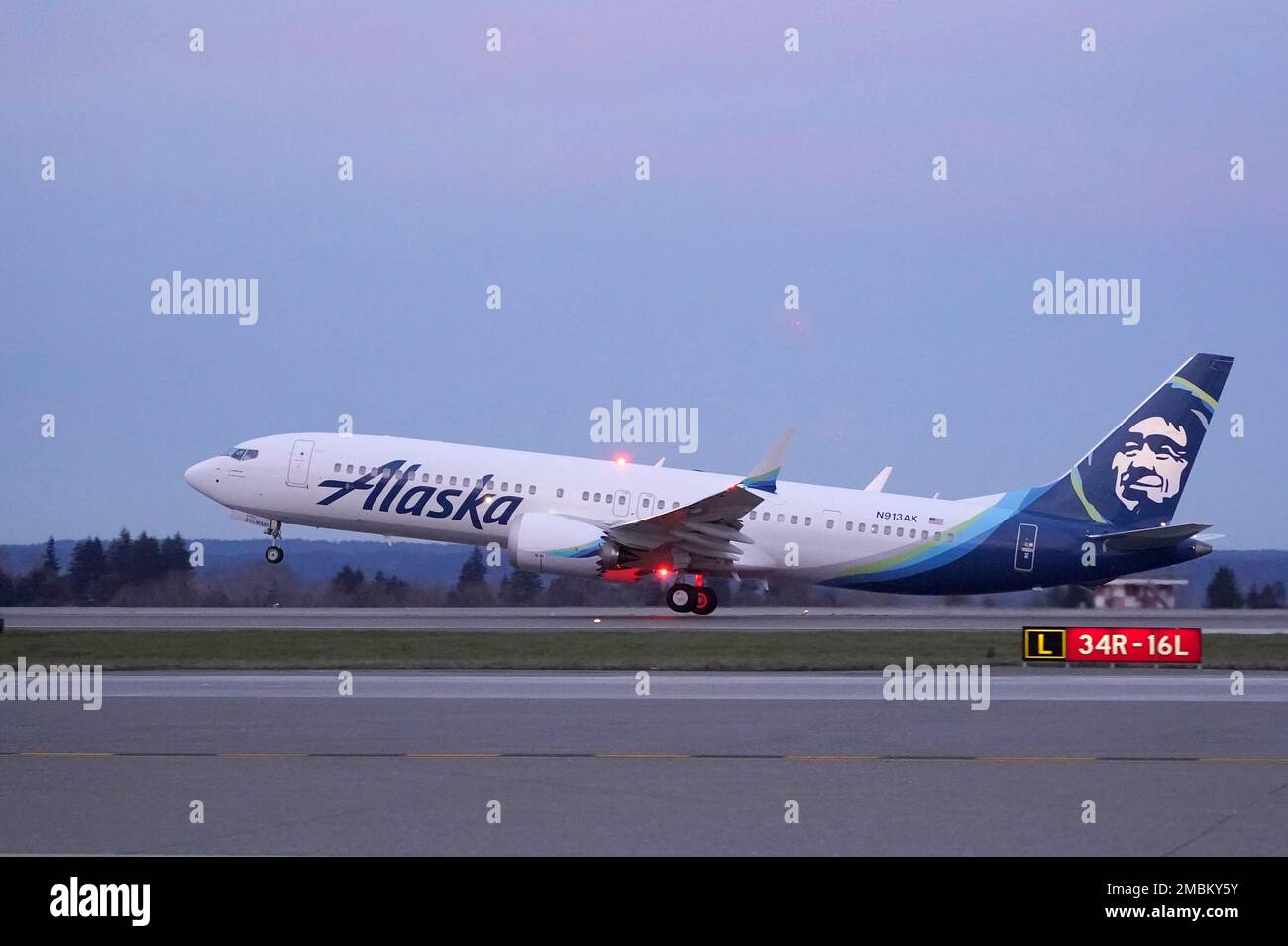 FILE - The first Alaska Airlines passenger flight on a Boeing 737-9 Max airplane takes off, Monday, March 1, 2021, on a flight to San Diego from Seattle-Tacoma International Airport in Seattle. The subscription pricing model is trending in the travel industry. Alaska Airlines recently launched a subscription service for West Coast flyers, offering 1-cent flights (on top of a monthly fee) for flights between California, Nevada and Arizona. (AP Photo/Ted S. Warren, File) Banque D'Images