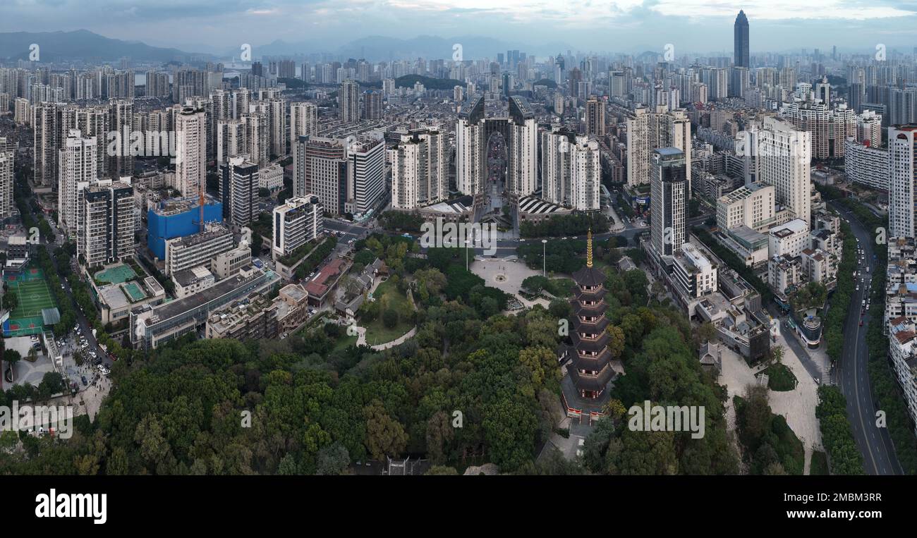 Wenzhou, Chine - 20 janvier 2023: Vue aérienne de la rue Wenzhou Wuma, le centre-ville Banque D'Images