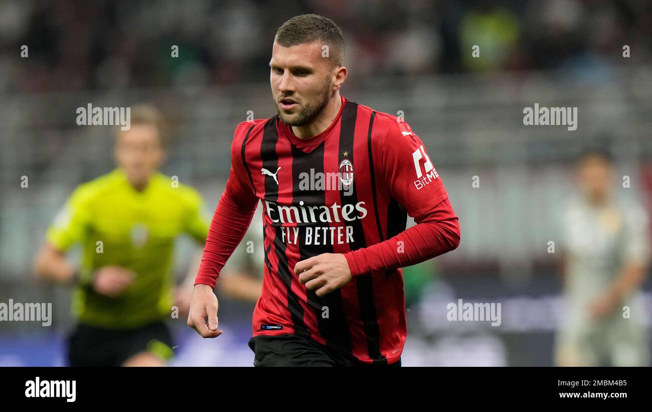 AC Milan's Ante Rebic runs to the ball during the Serie A soccer match between AC Milan and Genoa, at the San Siro stadium in Milan, Italy, Friday, April 15, 2022. (AP Photo/Luca Bruno) Banque D'Images