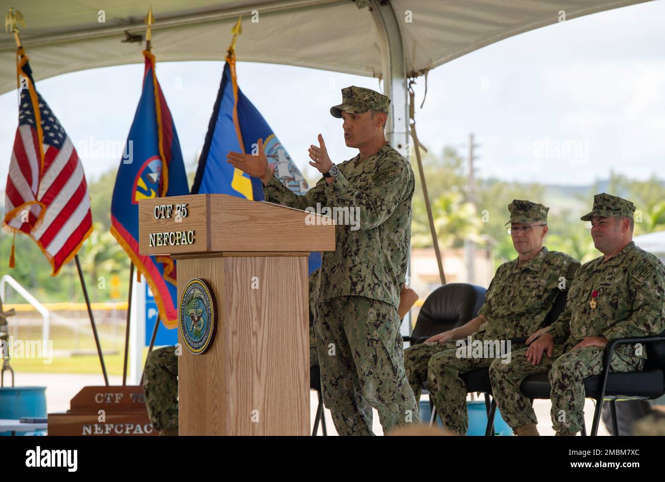 PITI, Guam (17 juin 2022) le Commodore, commandant de la Force opérationnelle 75, le capitaine Shaun Lieb, prononce des remarques au cours de la cérémonie de passation de commandement. Le capitaine Gareth Healy a abandonné le commandement en tant que Commodore, CTF 75 à Lieb. CTF 75 fournit des capacités de combat expéditionnaire aux États-Unis La zone d'exploitation de la flotte 7th de la Marine est capable de fournir à la flotte diverses capacités de combat expéditionnaire qui sont prêtes au combat et peuvent se déployer n'importe où dans la flotte 7th des États-Unis en réponse à toute éventualité. Les forces expéditionnaires de la Marine existent d'abord et avant tout pour soutenir les opérations de combat de la flotte an Banque D'Images