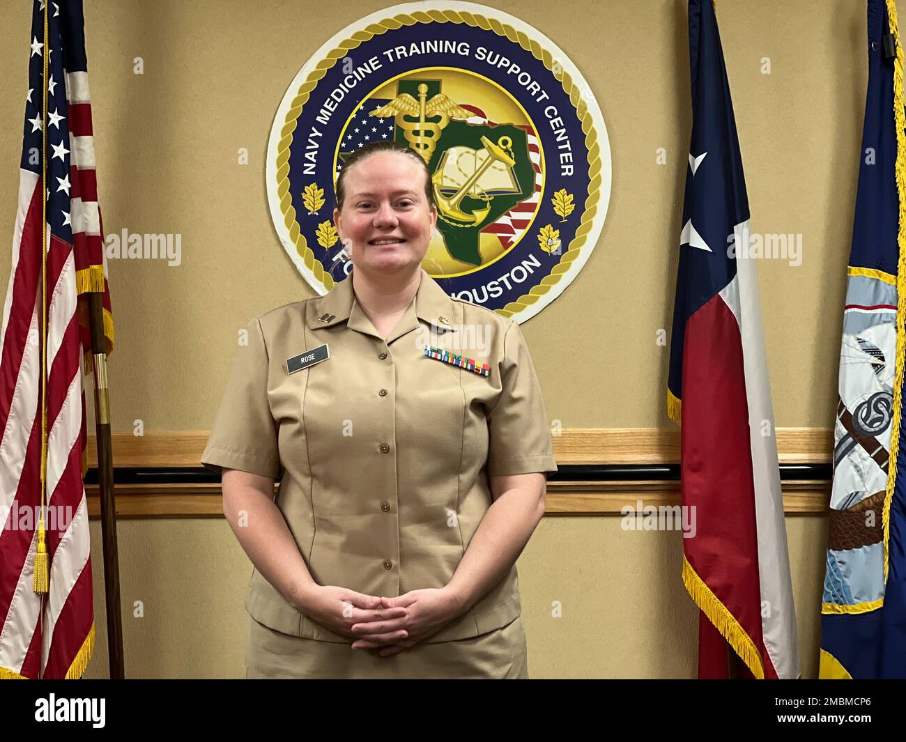 220617-N-DQ752-2001 BASE DE JOINT SAN ANTONIO FT. SAM HOUSTON, Texas (17 juin 2021) le lieutenant Amanda Rose pose pour un portrait au Centre de soutien à la formation en médecine de la Marine. Banque D'Images
