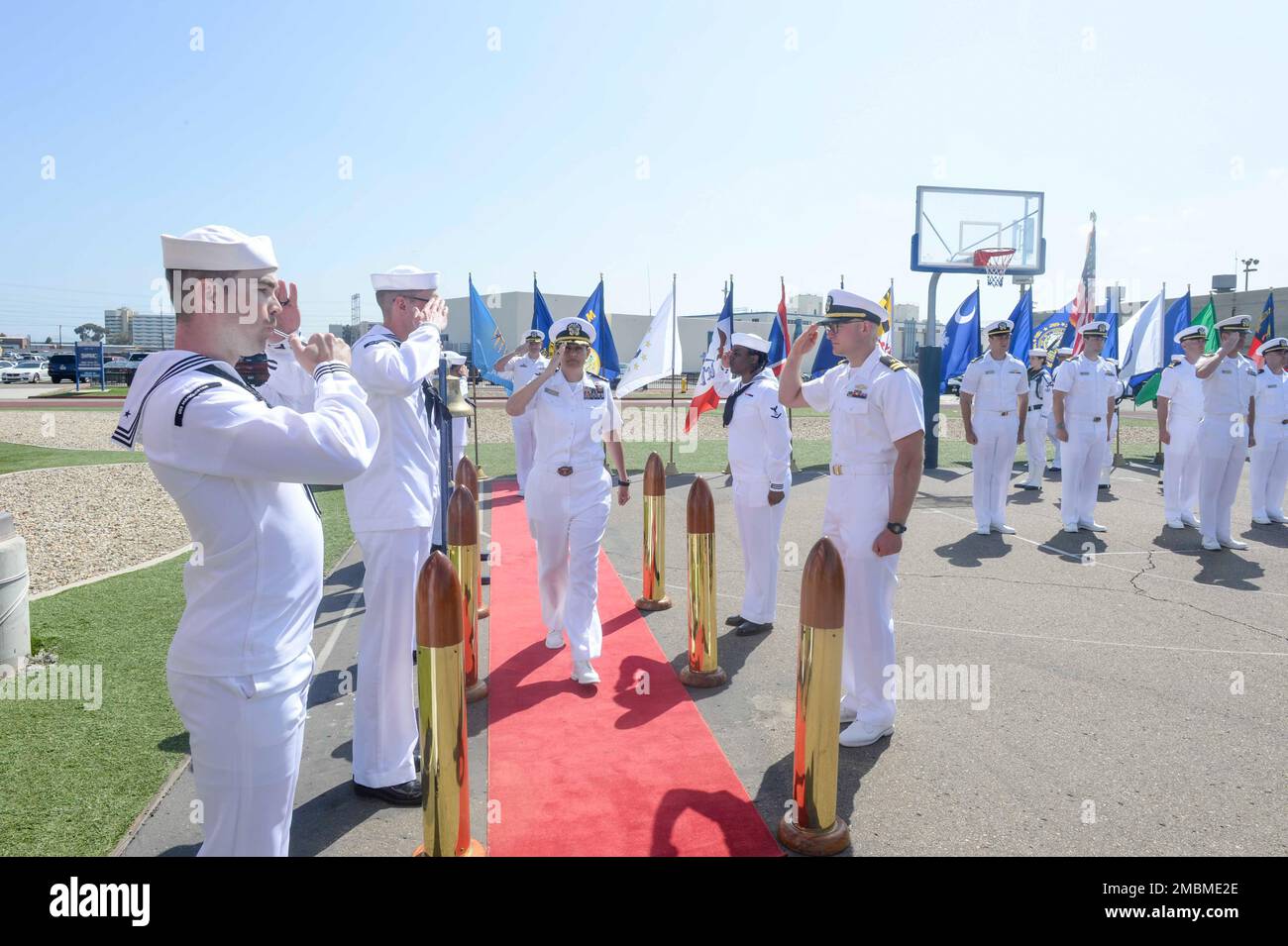 220617-N-ZS023-1010 San DIEGO (17 juin 2022) Cmdr. Colleen Moore, officier exécutif du navire de combat littoral de type Independence-variant USS Manchester (LCS 14) Gold Crew, salue les coéquipiers à leur arrivée à la cérémonie de changement de commandement de Manchester. La LCS est une plate-forme rapide, agile et axée sur les missions, conçue pour fonctionner dans des environnements proches du littoral, qui permet de lutter contre les menaces côtières de 21st siècles. LCS est capable de soutenir la présence directe, la sécurité maritime, le contrôle maritime et la dissuasion. Banque D'Images