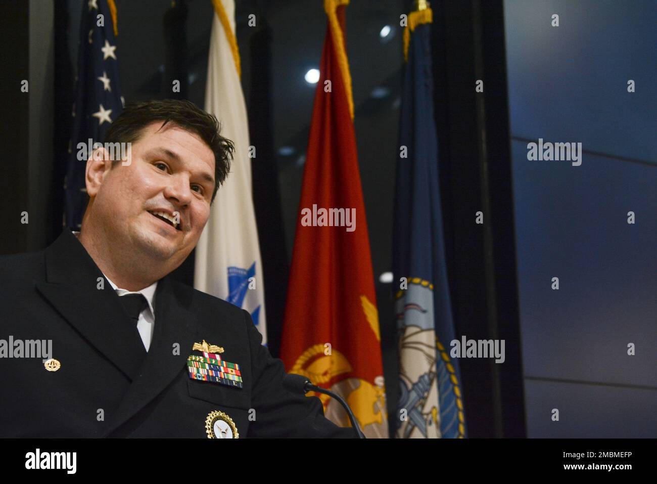 220617-N-FP878-0099 COLUMBUS, Ohio (17 juin 2022) - Cmdr. Warren Overton ancien commandant du Groupe d'acquisition de talents de la Marine (NTAG) Ohio River Valley parle vendredi lors de sa cérémonie de passation de commandement. La mission de NTAG Ohio River Valley est de faire de la flotte de la Marine des marins de la plus haute qualité et de maintenir la supériorité maritime mondiale incontestée de la Marine et sa capacité à gagner des guerres, à décourager l’agression et à maintenir la liberté maritime. Banque D'Images