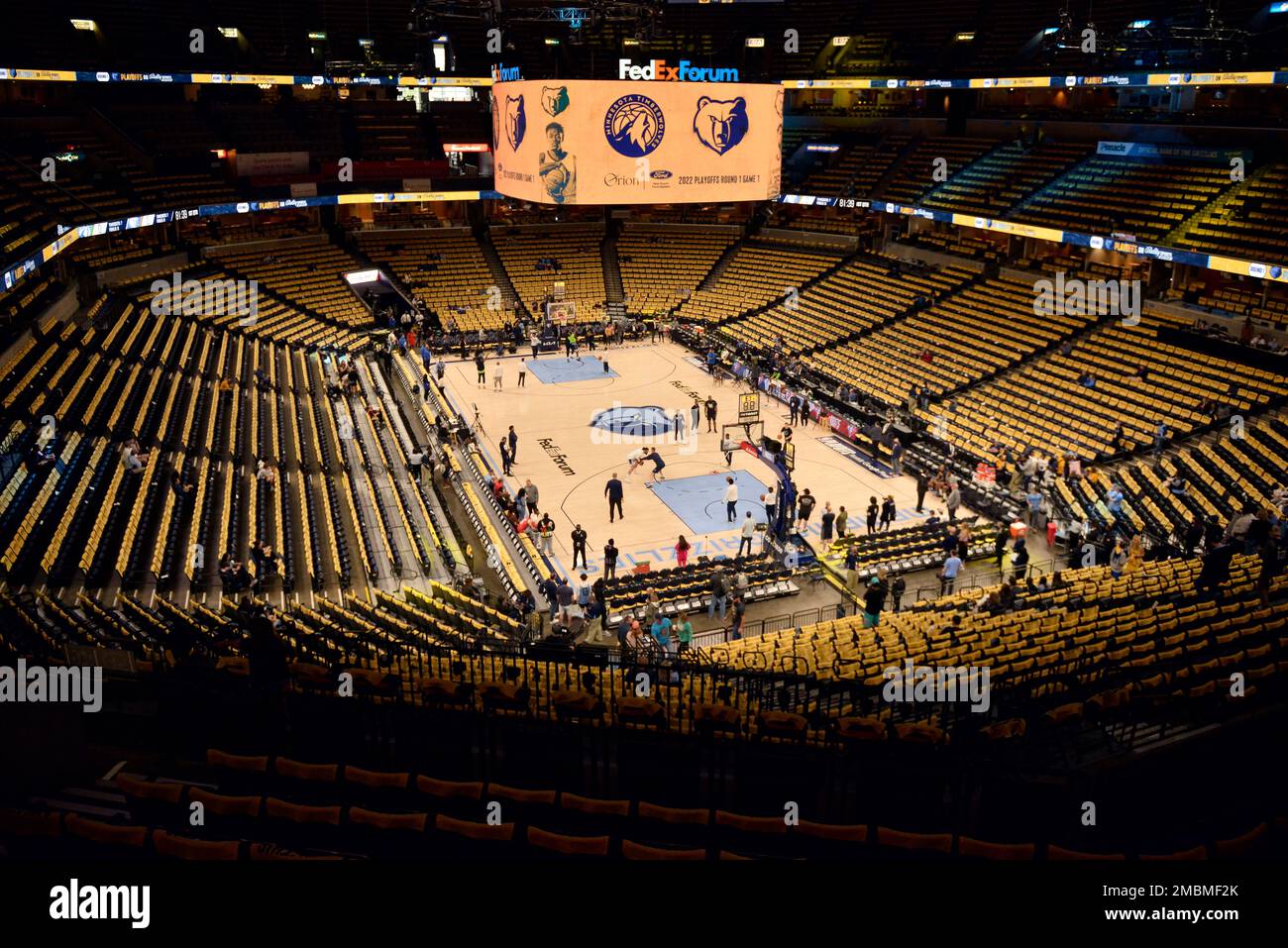 Towels cover seats inside FedExForum before Game 1 of a first-round NBA basketball playoff series between the Minnesota Timberwolves and the Memphis Grizzlies Saturday, April 16, 2022, in Memphis, Tenn. (AP Photo/Brandon Dill) Banque D'Images