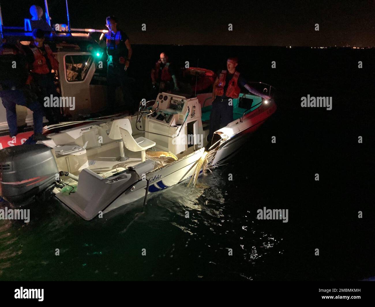 Coast Guard Station Miami Beach équipage de petit bateau inspectant un bateau qui faisait partie d'une collision près de Key Biscayne, Floride, 17 juin 2022. La Garde côtière, le service de sauvetage des incendies de Miami-Dade, le service de police de Miami-Dade et les équipages de poissons et de faune de Floride ont aidé 10 personnes et récupéré deux corps après la collision de leurs navires. Banque D'Images