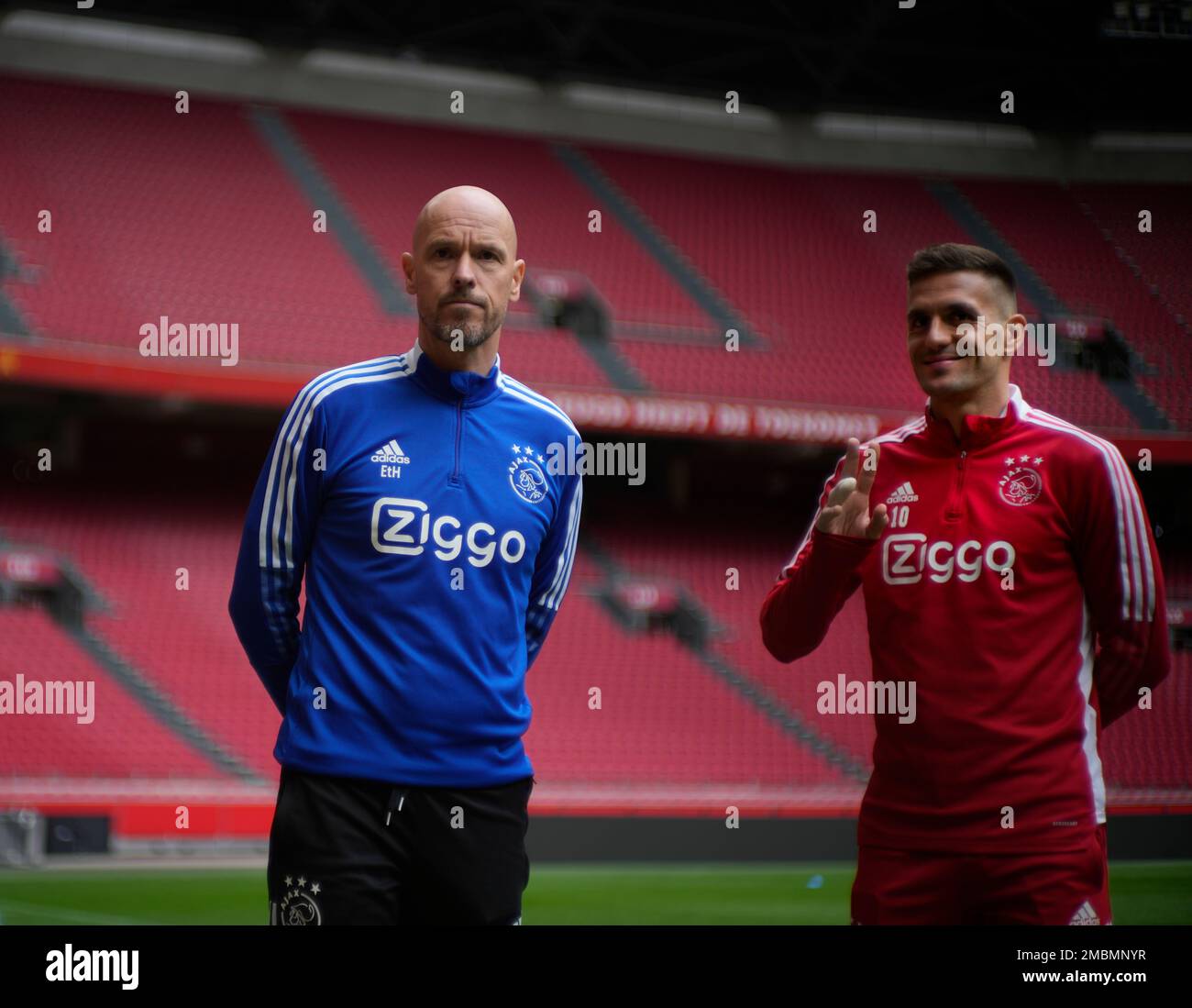 Ajax coach Erik Ten Hag, left, and captain Dusan Tadic wait for a photo opportunity after a press conference at the ArenA stadium in Amsterdam, Netherlands, Friday, April 15, 2022. British and Dutch media are reporting that Ten Hag has reached a verbal agreement to coach Manchester United. (AP Photo/Peter Dejong) Banque D'Images