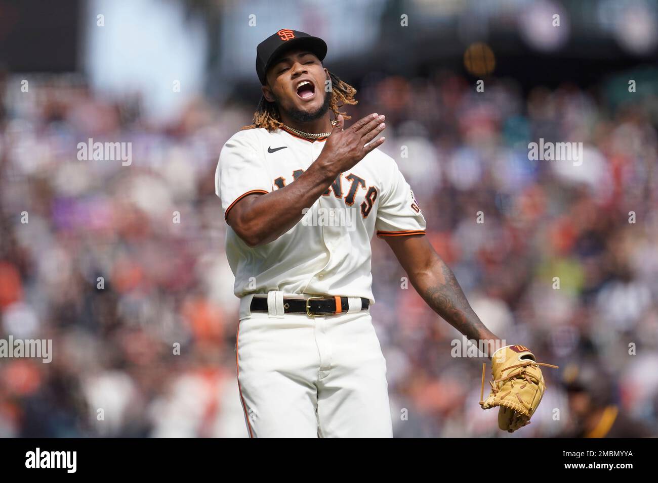 San Francisco Giants pitcher Camilo Doval celebrates after striking out San Diego Padres' Matt Beaty for the final out of a baseball game in San Francisco, Wednesday, April 13, 2022. The Giants won 2-1. (AP Photo/Jeff Chiu) Banque D'Images
