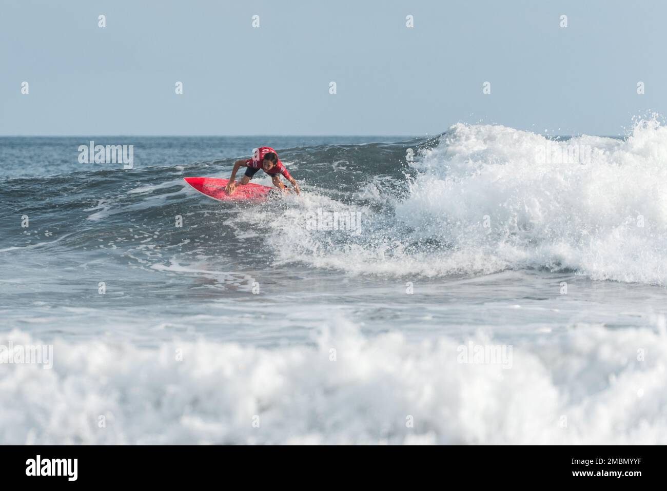 Surfez sur la plage de Keramas, Bali, Indonésie, vagues de surf pour hommes et femmes avec un surf, apprenez à surfer à Kuta et Uluwatu Banque D'Images
