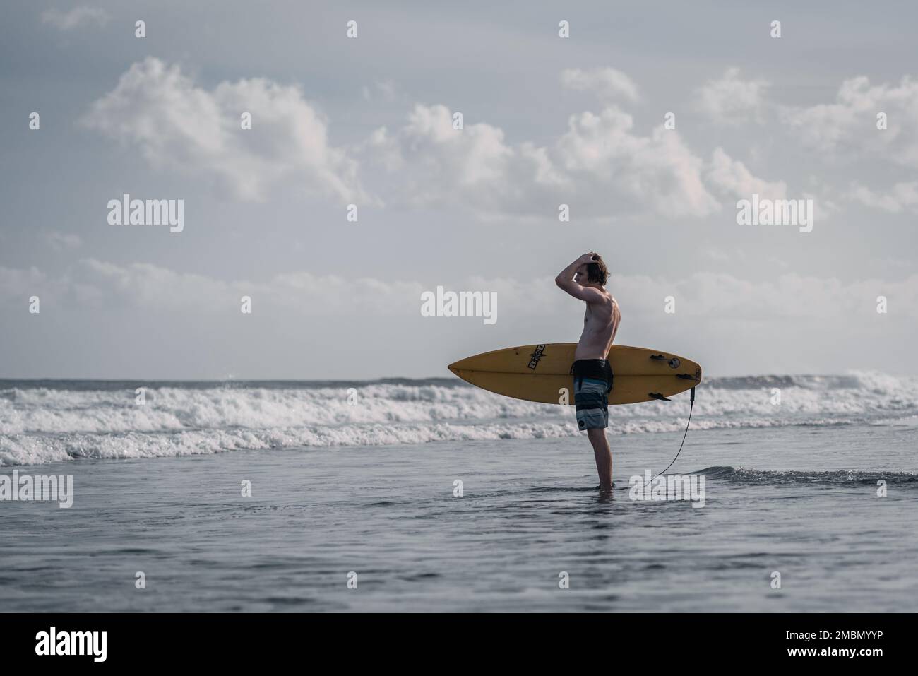 Bali, Indonésie, homme et femme tenant un surf sur la plage vagues de surf avec un surf, apprenez le surf à Kuta et Uluwatu Banque D'Images