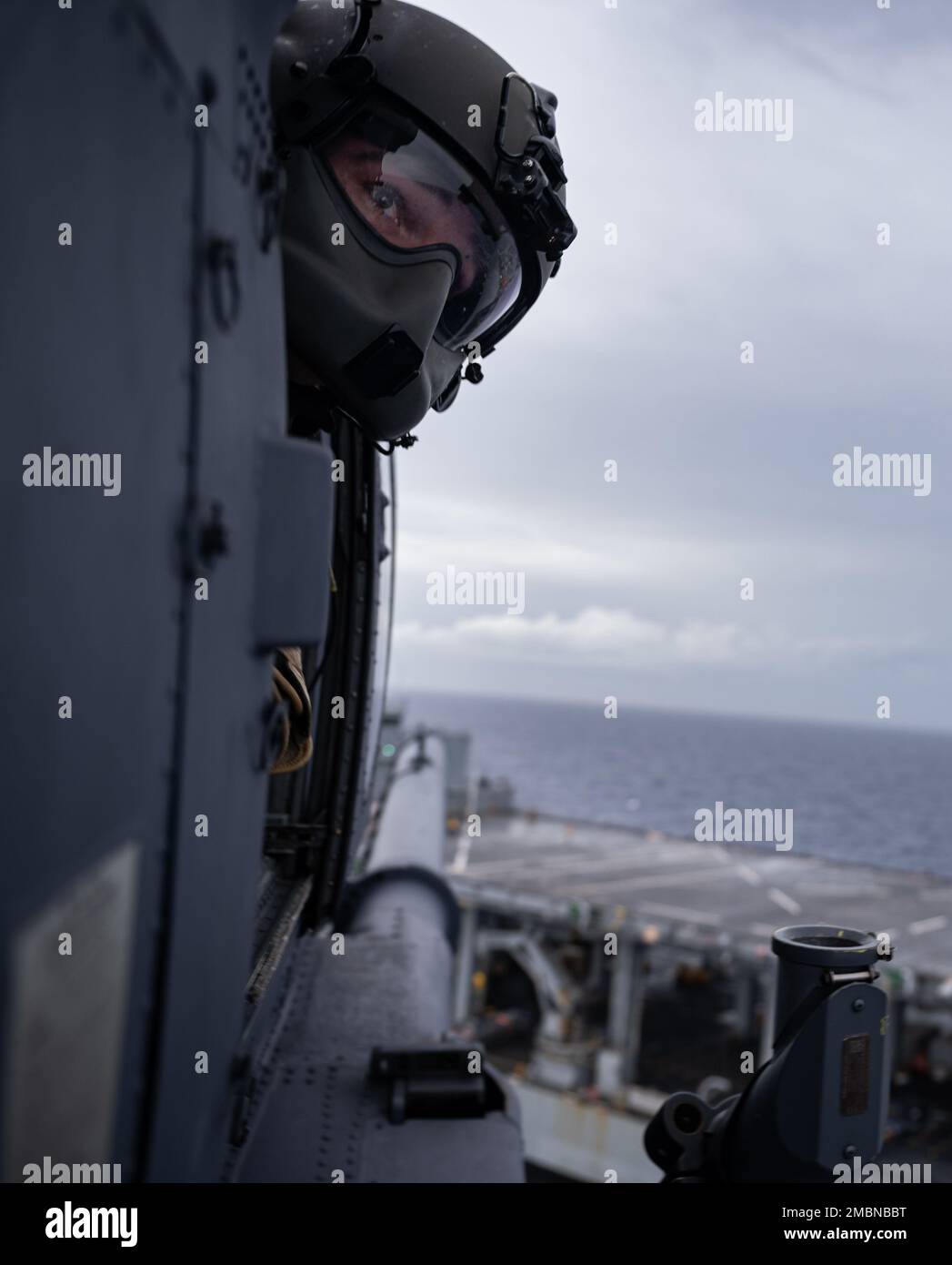 Un aviateur de mission spéciale du 33rd Escadron de sauvetage aide un pilote HH-60G Pave Hawk à atterrir sur un territoire américain Navire naval sur l'océan Pacifique, 17 juin 2022. La NQS 33rd est capable de mener des opérations de sauvetage dans n'importe quel environnement à tout moment, en incarnant la devise « que d'autres peuvent vivre ». Banque D'Images