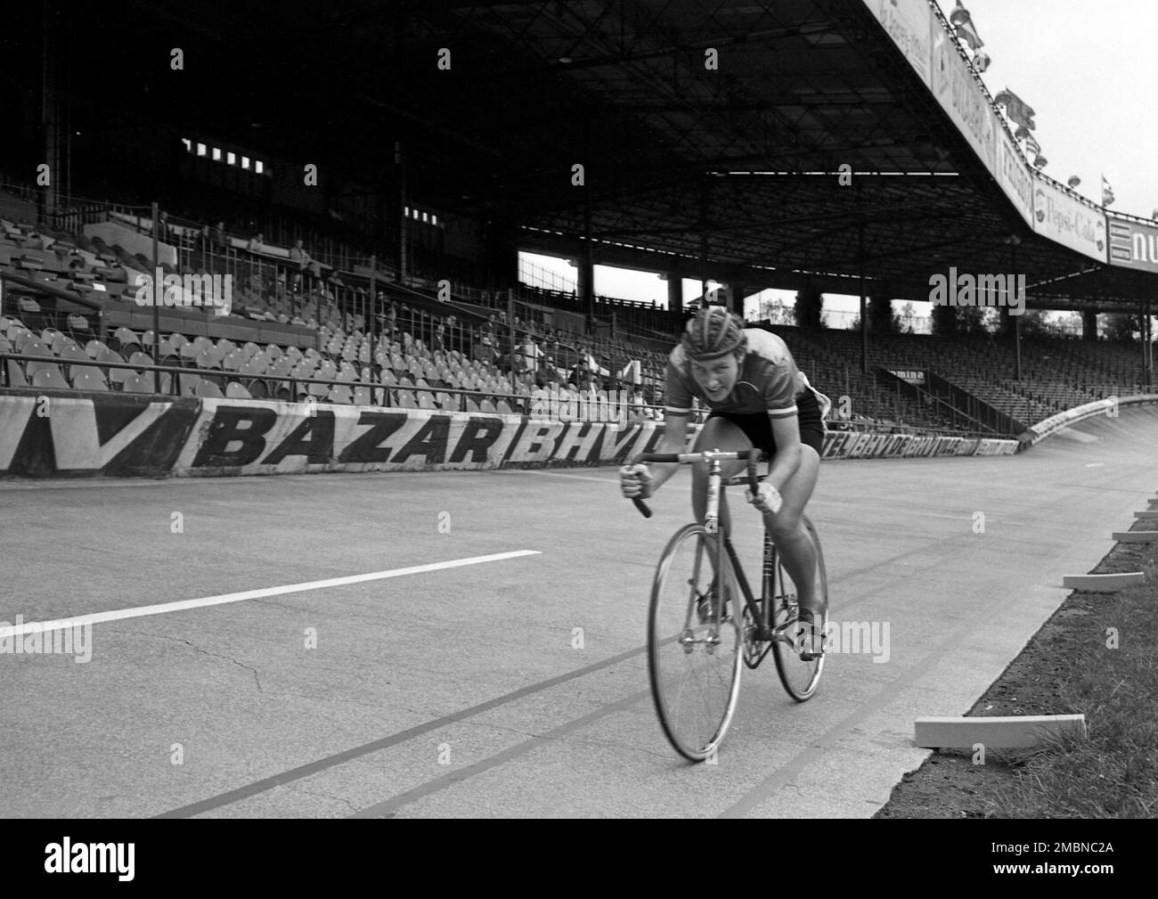Five times world champion Beryl Burton, of Great Britain, is pictured in action in the semi-finals of the women's pursuit event of the World Track Cycling Championships at Rome's Olympic Velodrome, Aug. 27, 1968. Burton was beaten in the final later by Raisa Obodovskaya, of the Soviet Union. (AP Photo) Banque D'Images
