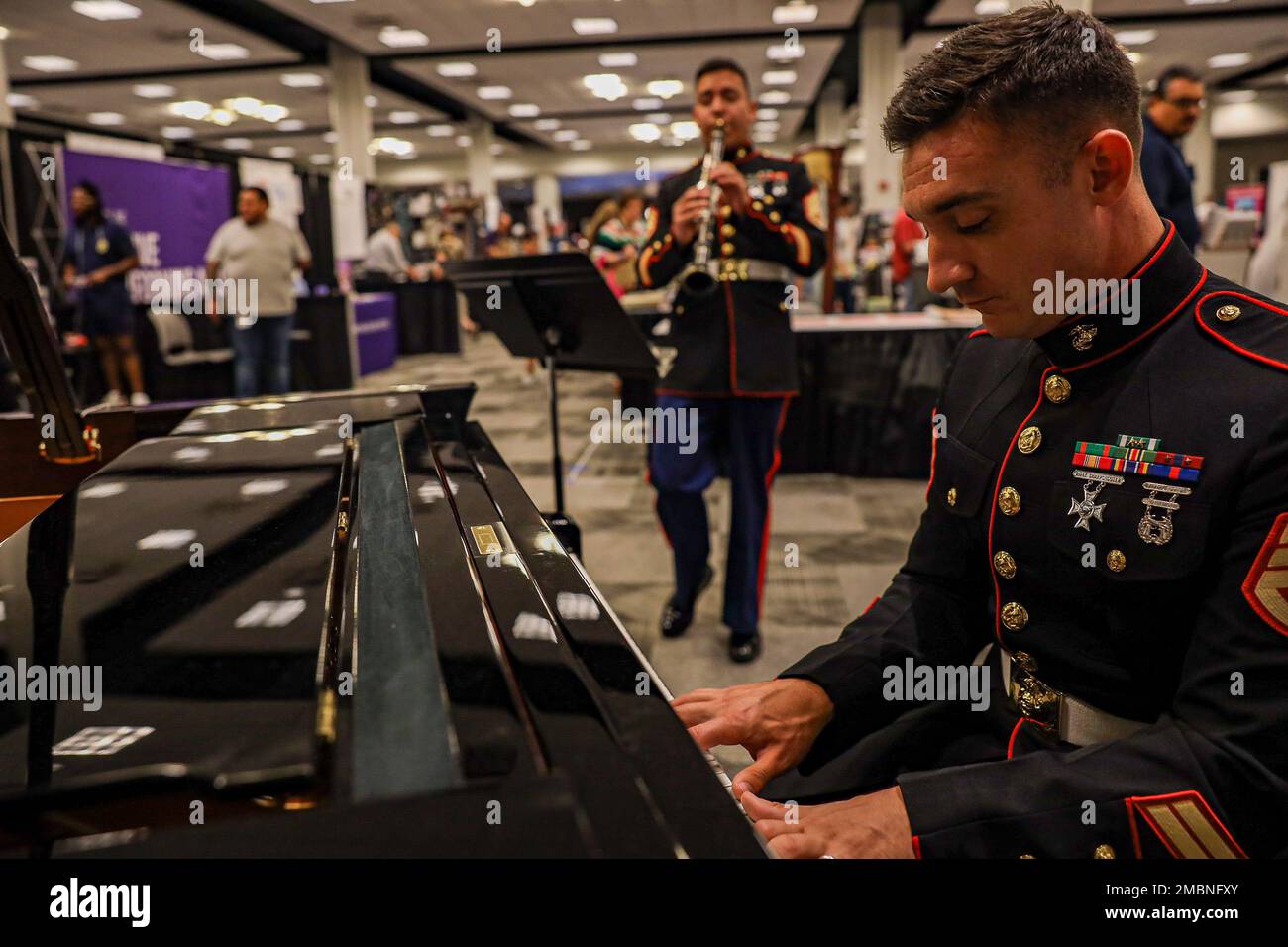 ÉTATS-UNIS Le sergent d'état-major du corps maritime Kevin Ashley, pianiste de la 1st Marine Division Band, durit avec les États-Unis Le sergent Sean Salazar, un musicien recruteur au sein du Marine corps District de 8th, au Texas Music Teacher Association Convention de Dallas, au 17 juin 2022. Le programme d'option d'enrôlement des musiciens de la Marine offre aux musiciens la chance de faire partie de la plus belle force de combat du monde tout en purgeant leur passion. Banque D'Images