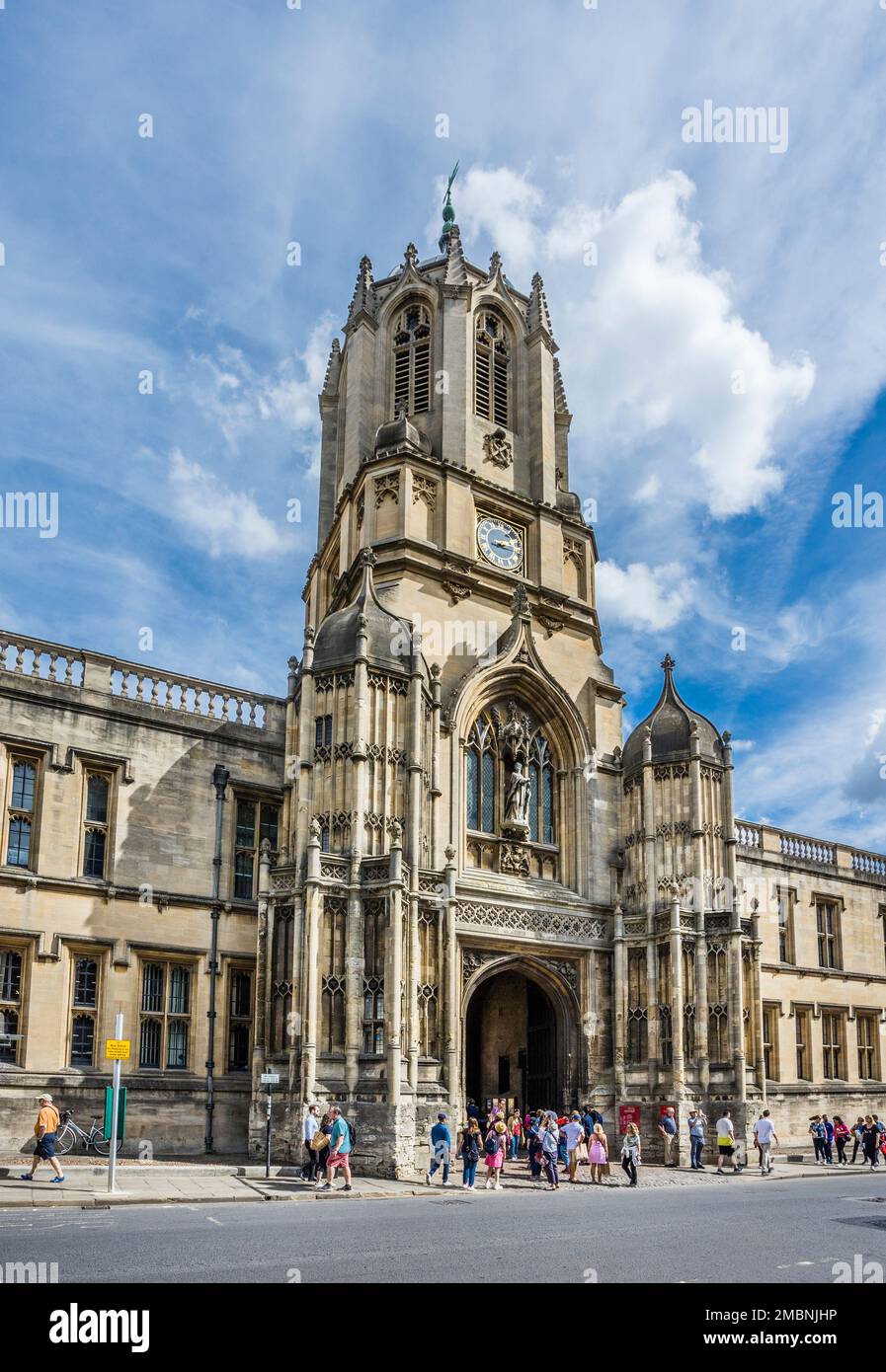 Christ Church College Tom Tower, conçu par Sir Christopher Wren vu de St Aldate's Street dans le centre d'Oxford Banque D'Images