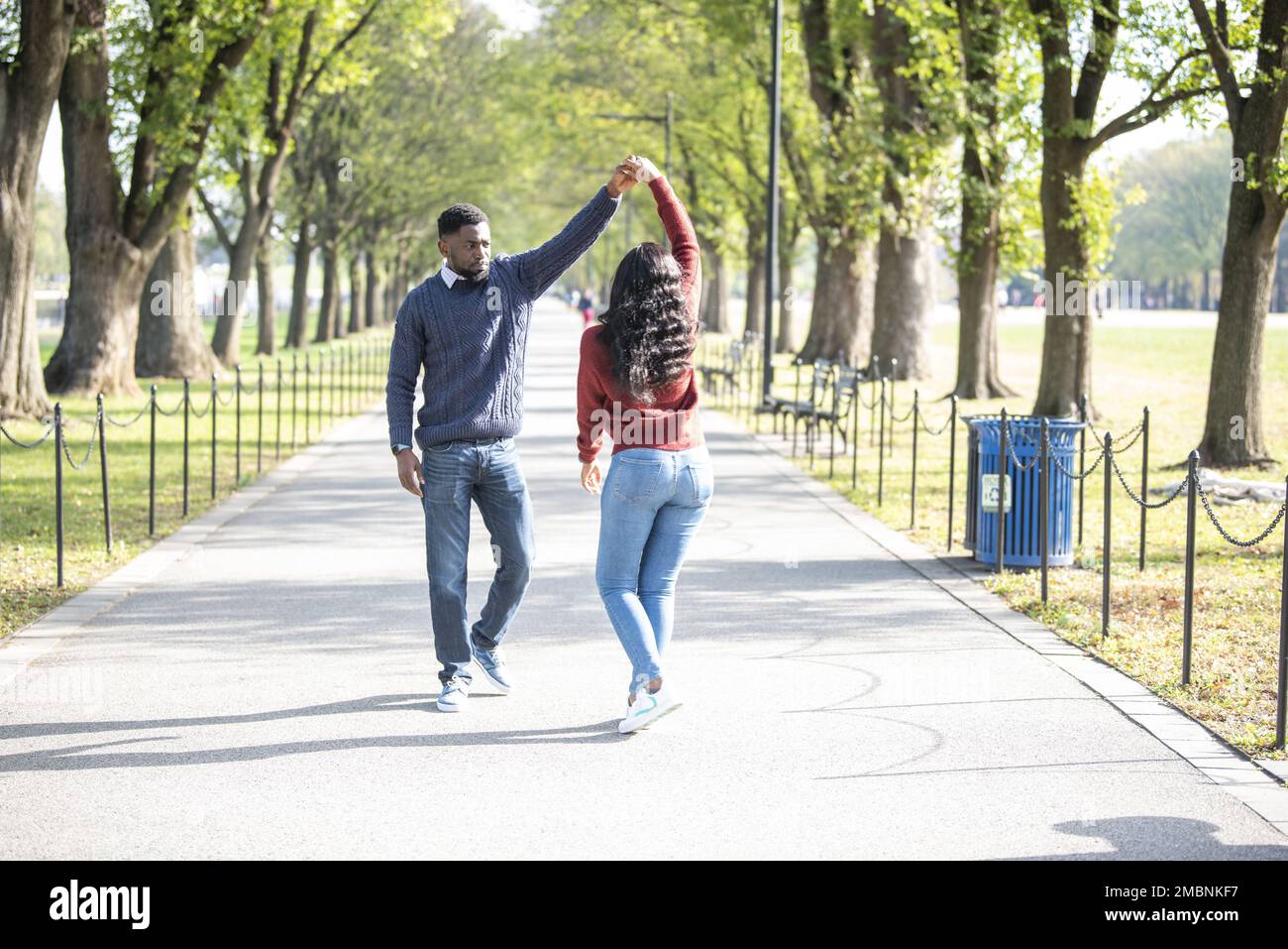 Un jeune couple nigérian visite le National Mall à Washington, D.C., pour célébrer leur engagement. Banque D'Images