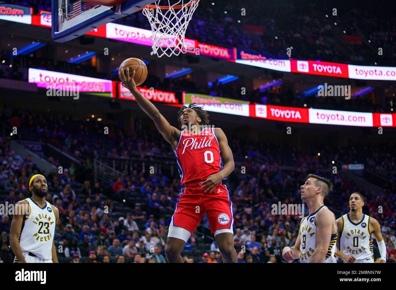 Philadelphia 76ers' Tyrese Maxey, center left, goes up for the shot with the Indiana Pacers looking on during the second half of an NBA basketball game, Saturday, April 9, 2022, in Philadelphia. The 76ers won 133-120. (AP Photo/Chris Szagola) Banque D'Images