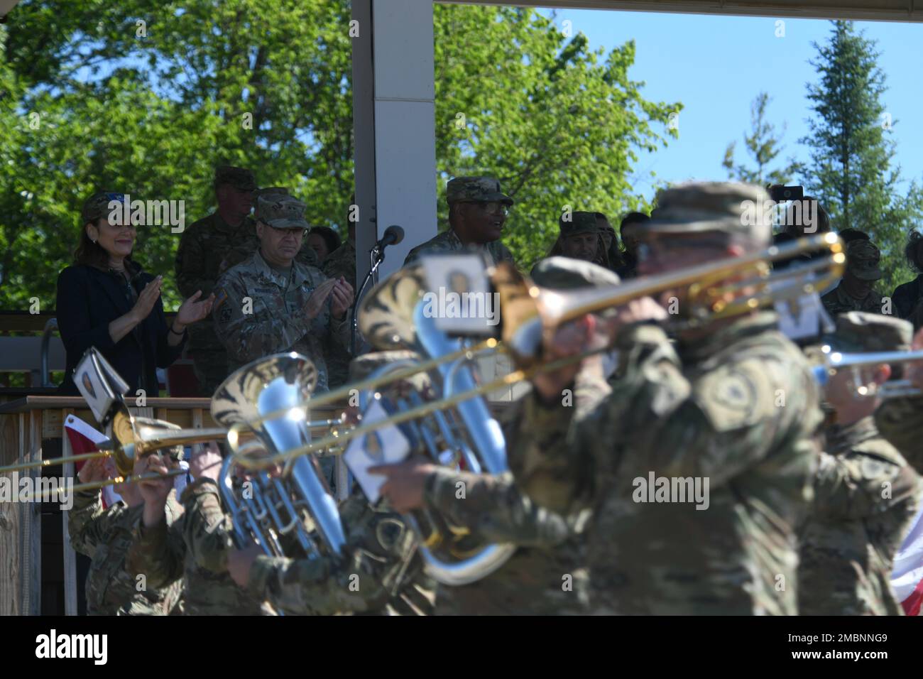 Le gouverneur Gretchen Whitmer passe en revue la formation des troupes de la Garde nationale du Michigan à titre de commandant en chef, ainsi que le major-général Paul D. Rogers, adjudant général et directeur du ministère des Affaires militaires et des anciens combattants du Michigan, lors de la cérémonie d'examen du passage en revue de 2022, à 17 juin 2022, au camp Grayling, au Michigan. La cérémonie d’examen du passage en revue intervient à la fin de la formation annuelle de la Garde nationale du Michigan. La formation annuelle est la période de formation annuelle de deux semaines menée par tous les membres de la Garde nationale pour assurer la préparation à la mission en améliorant le niveau de compétence des soldats et des aviateurs avec militar Banque D'Images