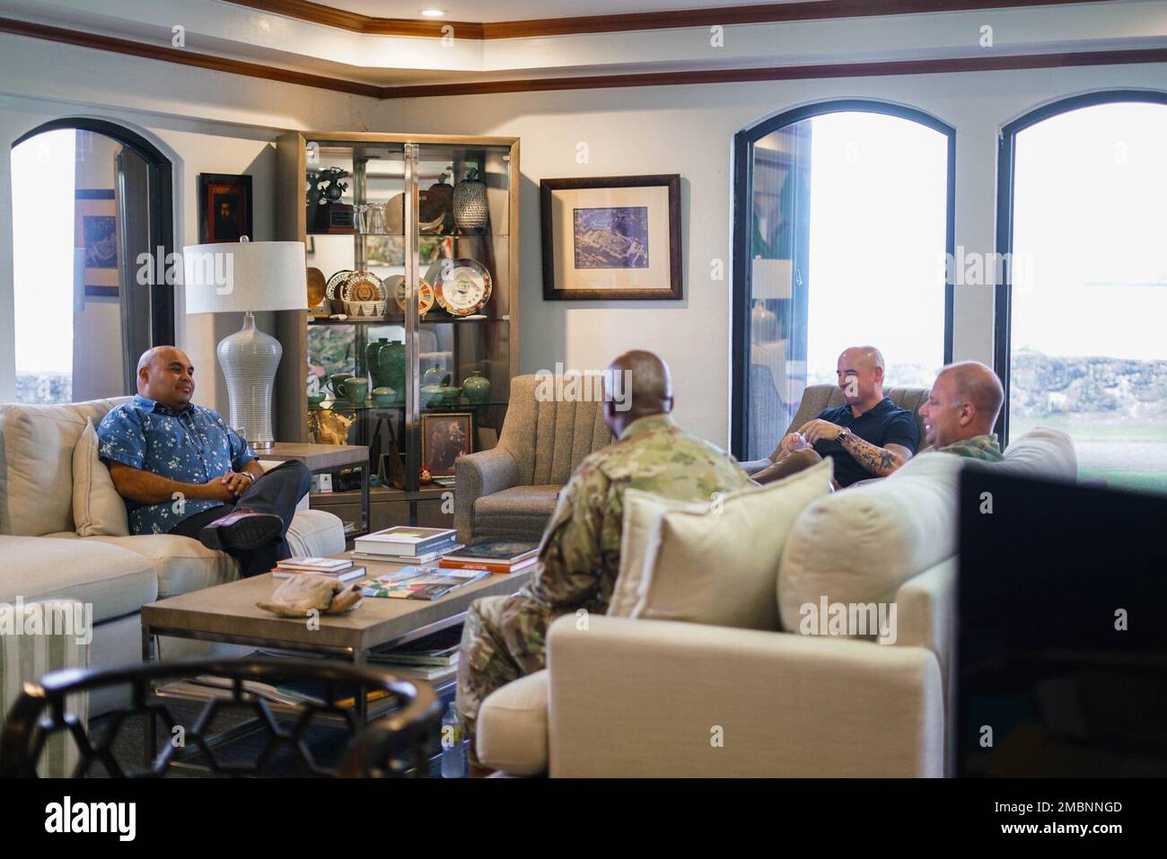 Le colonel Samuel Hunter et le sergent de commandement Maj. Ira Ford, 658th Commandant du Groupe de soutien régional et sergent de commandement Major discutent des capacités de la Réserve de l’Armée de terre à Guam avec le lieutenant-gouverneur de Guam, Josh Tenorio. Banque D'Images