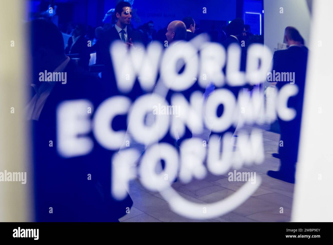 Logo du Forum économique mondial vu à Davos, Suisse. Banque D'Images