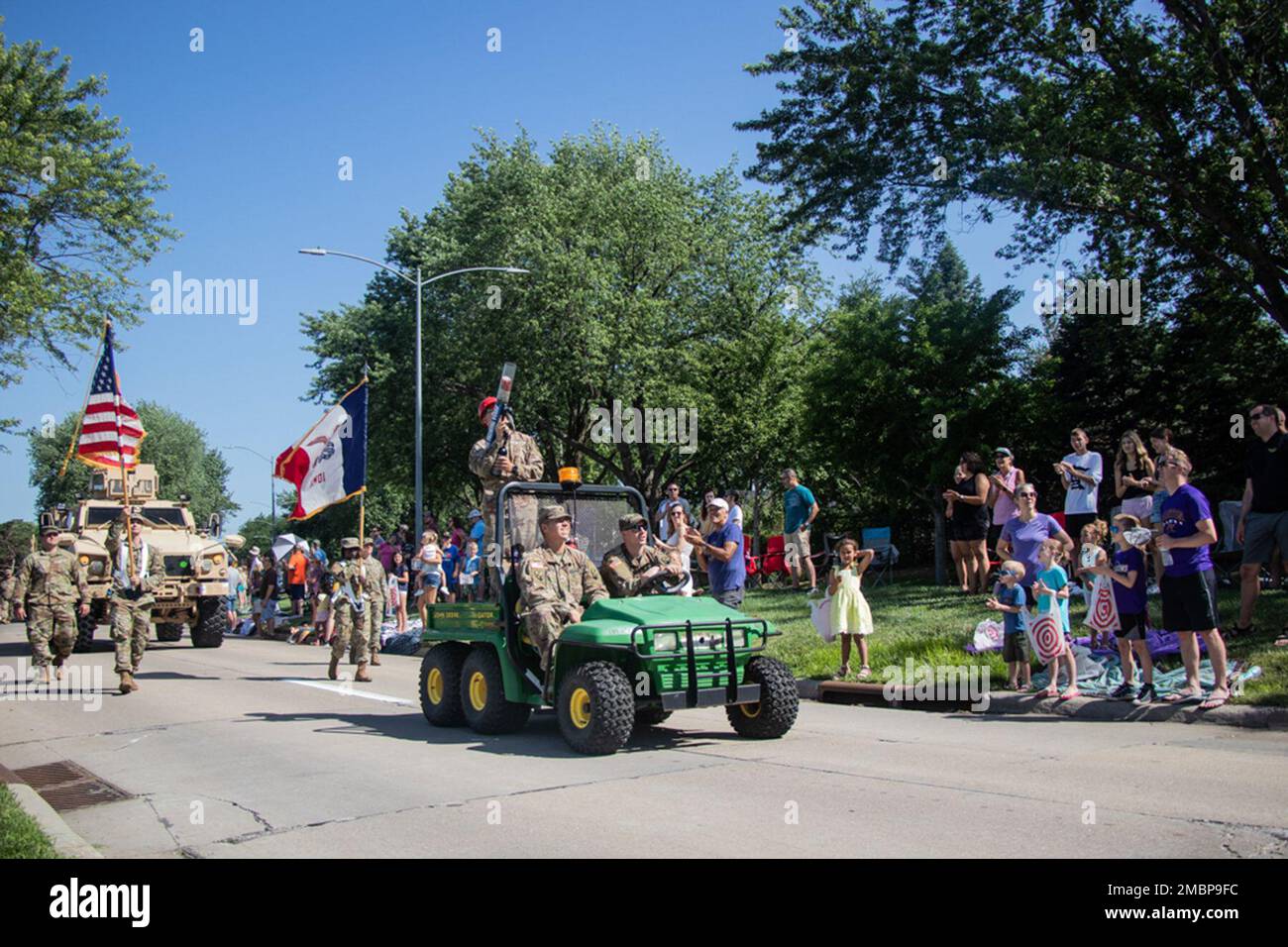 Les soldats affectés au groupe de soutien régional de 734th participent à un défilé pour la célébration des Journées vertes de Johnston à Johnston, Iowa, sur 18 juin 2022. Les soldats, basés à Camp Dodge à Johnston, ont participé à la célébration de la ville pour remercier la communauté de leur soutien continu à la Garde nationale de l'Iowa. Banque D'Images