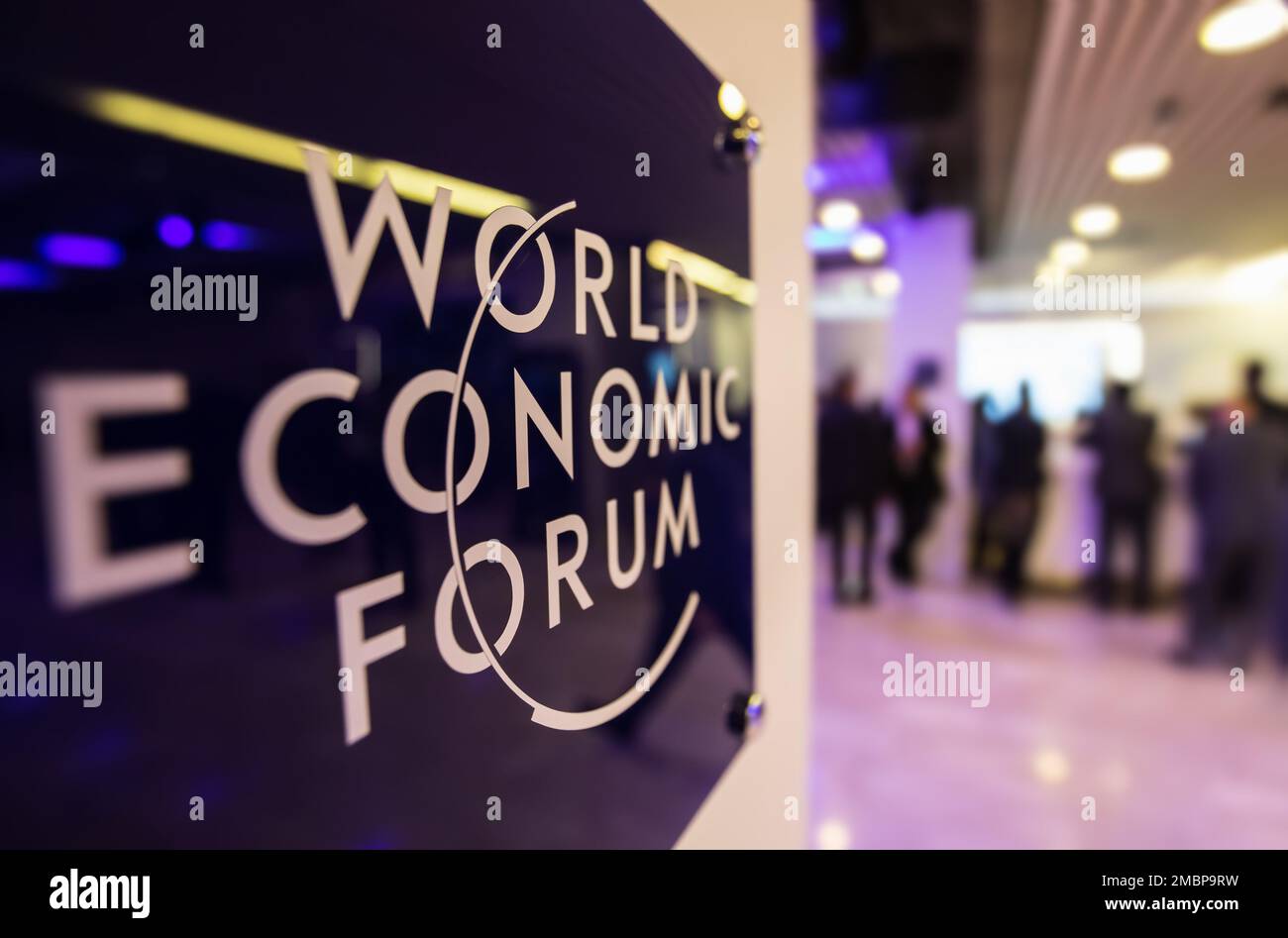 Logo du Forum économique mondial vu à Davos, Suisse. Banque D'Images