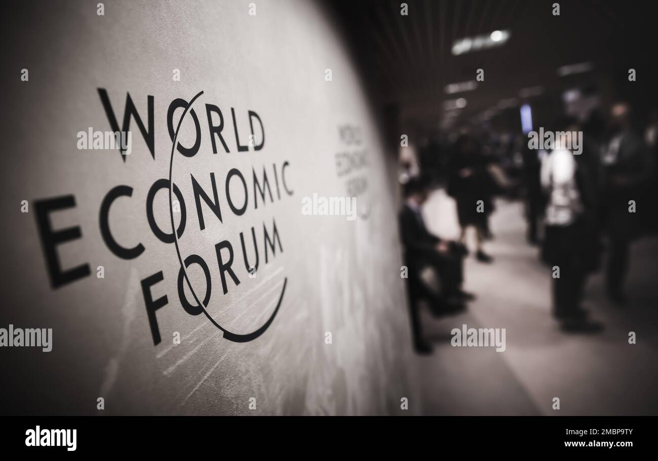 Logo du Forum économique mondial vu à Davos, Suisse. Banque D'Images