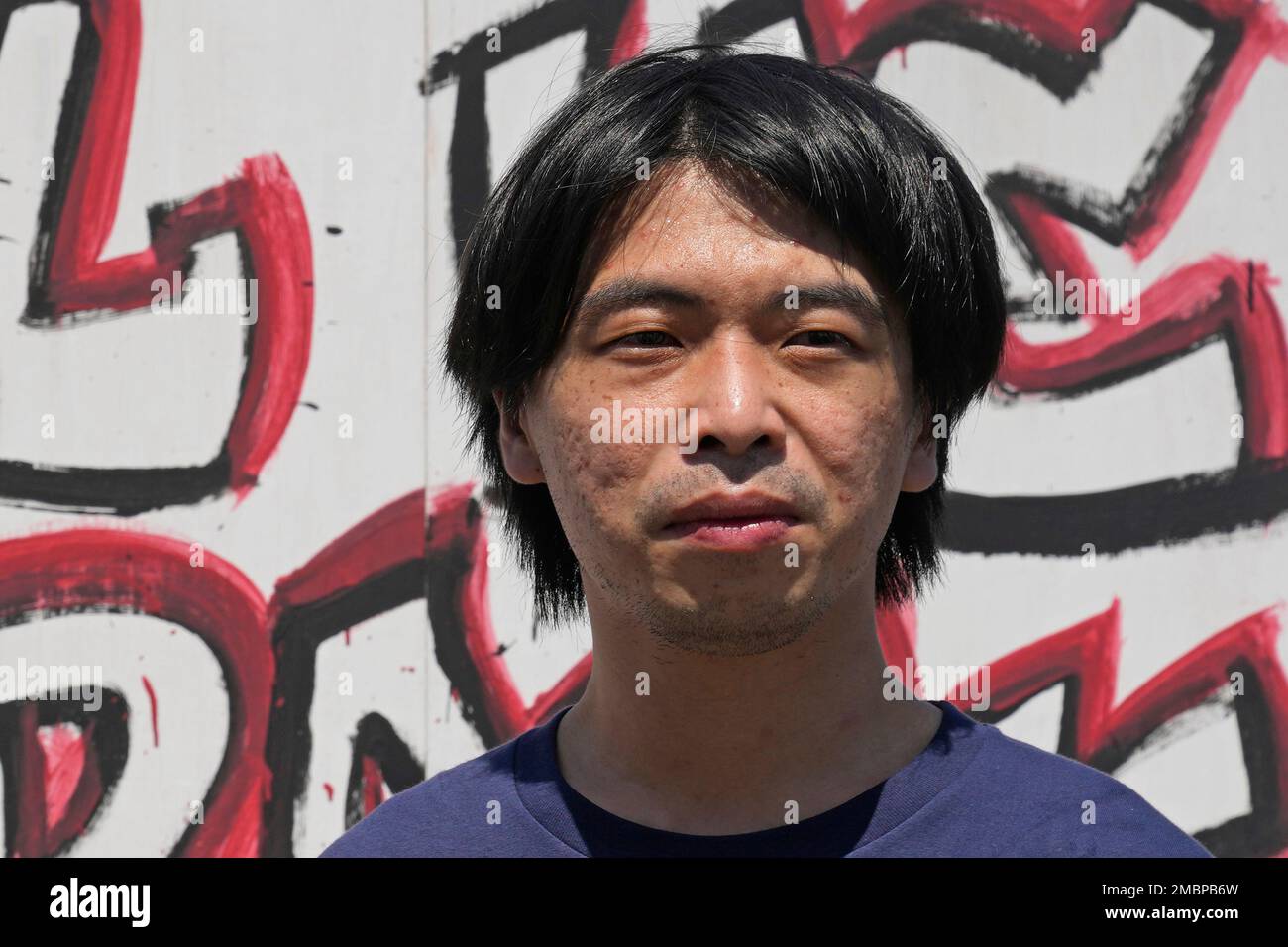 The vice-chairman of Hong Kong Confederation of Trade Unions, Leo Tang Kin-wah, poses during an event in Hong Kong, Sept. 25, 2021. Hong Kong's national security police used a colonial-era sedition law to arrest six people Wednesday, April 6, 2022, on suspicion of causing a nuisance at court hearings in December and January. The suspects — four men and two women aged between 32 and 67 years old — were arrested on suspicion of committing an "act or acts with seditious intent," an offense under the Crimes Ordinance. (AP Photo/Kin Cheung) Banque D'Images