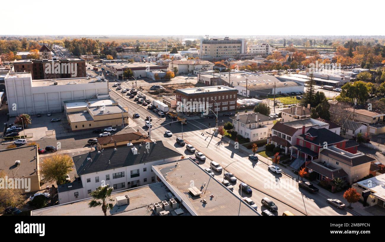 Après-midi vue aérienne du centre-ville et des quartiers environnants de Marysville, Californie, Etats-Unis. Banque D'Images