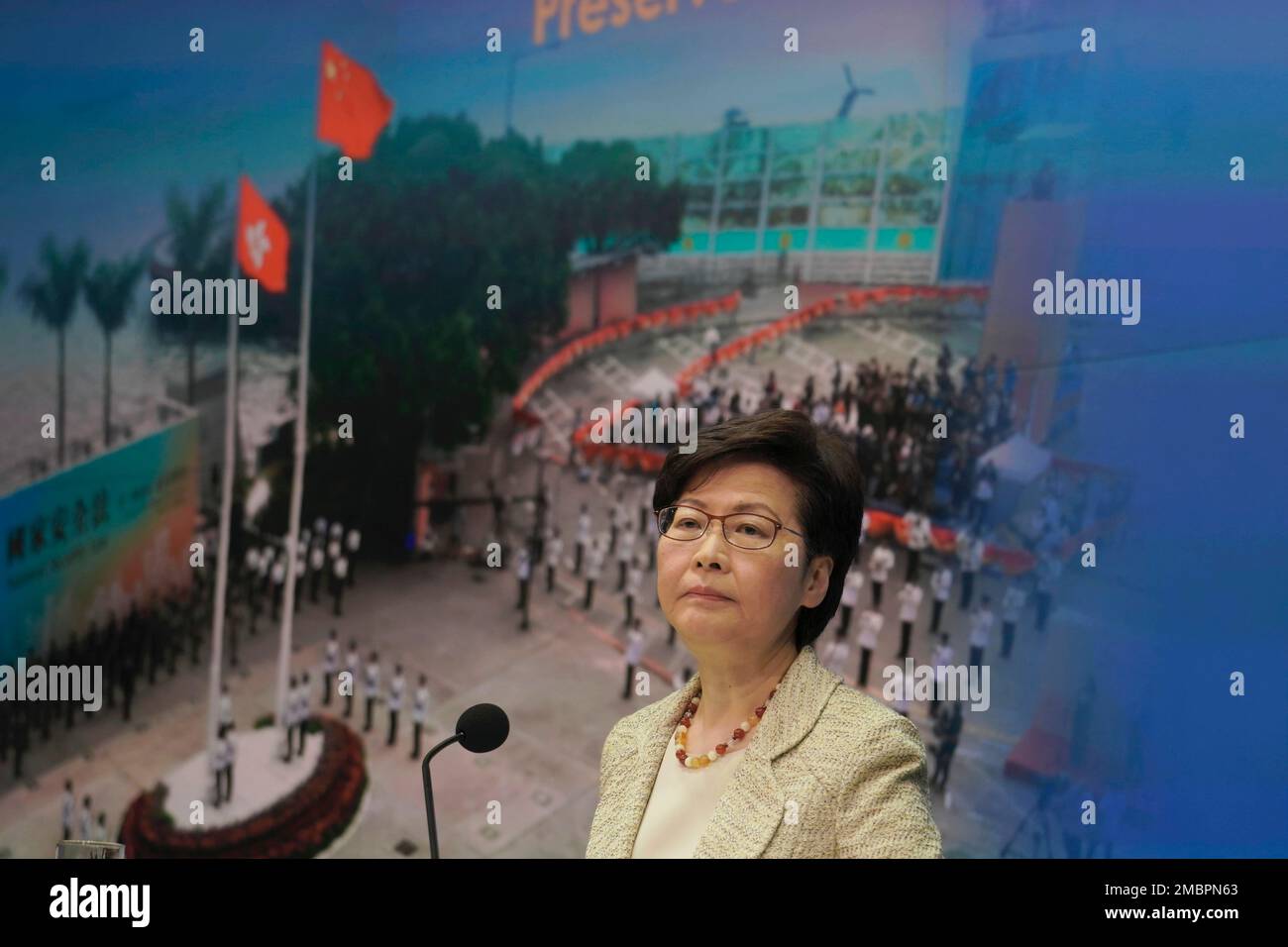 FILE - Hong Kong Chief Executive Carrie Lam listens to a reporter's question during a news conference on the Hong Kong electoral system reform in Hong Kong, March 30, 2021. Hong Kong leader Lam, who presided over a rocky period in the Chinese territory's relationship with the central government in Beijing, said Monday, April 4, 2022, she will not seek second term. (AP Photo/Kin Cheung, File) Banque D'Images