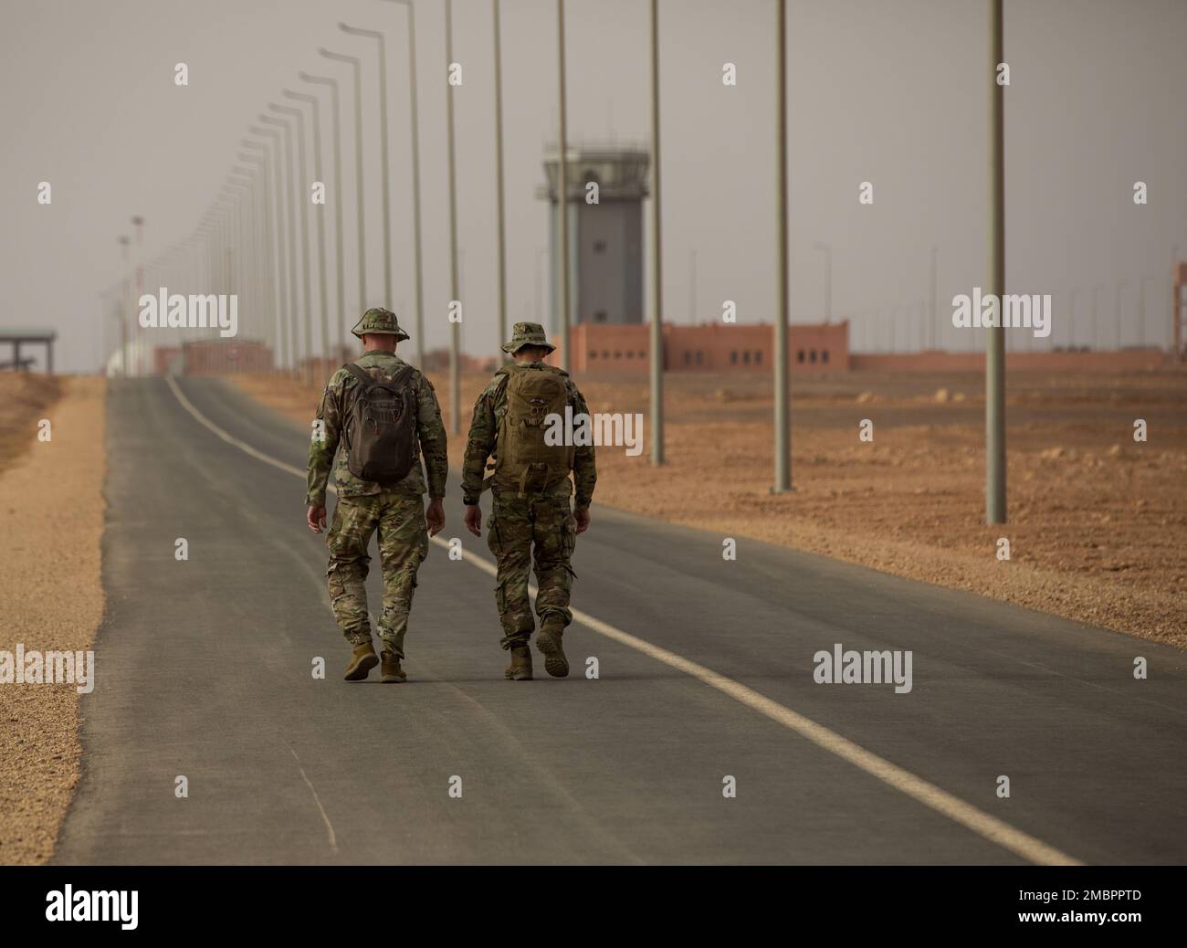 ÉTATS-UNIS Les soldats de l'armée affectés au Groupe des forces spéciales (Airborne) de 19th, Garde nationale de l'armée de l'Utah, marchent vers le terrain d'aviation de Grier Labouihi, Maroc, pour mener une opération combinée aérienne avec les soldats de l'armée royale marocaine et les parachutistes de l'armée de terre tunisienne pendant le Lion africain 22, 19 juin 2022. African Lion 22 est américain Le plus grand exercice annuel combiné, conjoint, du Commandement de l'Afrique organisé par le Maroc, le Ghana, le Sénégal et la Tunisie, 6 juin - 30. Plus de 7 500 participants de 28 pays et de l'OTAN s'entraînent ensemble en mettant l'accent sur l'amélioration de la préparation des forces américaines et des pays partenaires. AL22 Banque D'Images