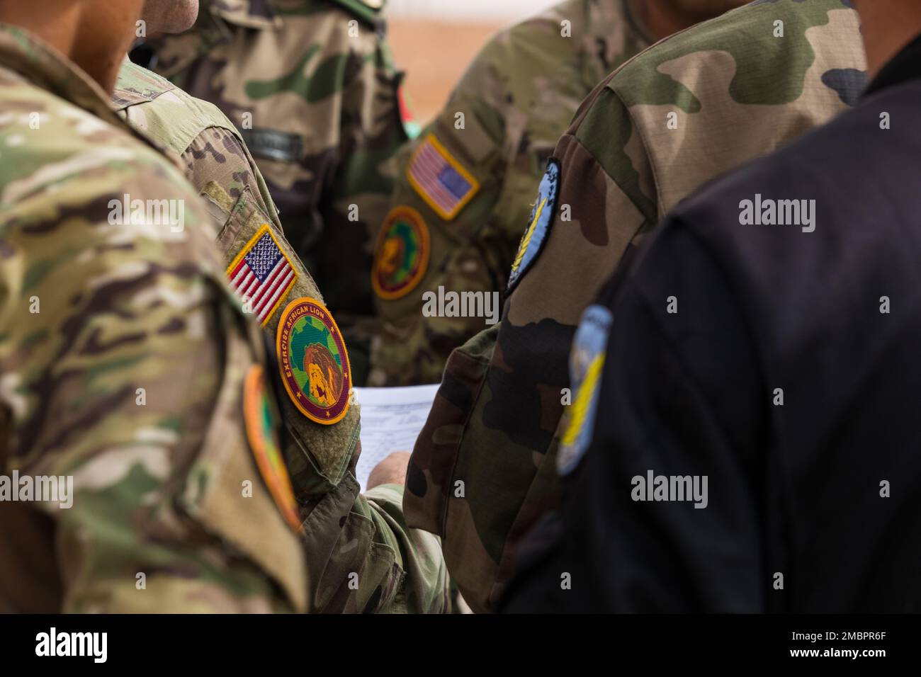 ÉTATS-UNIS Les soldats de l'armée affectés au Groupe des forces spéciales (aéroporté) de 19th, à la Garde nationale de l'armée de l'Utah, aux soldats de l'armée royale marocaine et aux parachutistes de l'armée de terre tunisienne discutent des derniers détails du matin de l'opération aéroportée par l'amitié à Grier Labouihi, au Maroc, pendant le Lion africain 22, au 19 juin 2022. African Lion 22 est américain Le plus grand exercice annuel combiné, conjoint, du Commandement de l'Afrique organisé par le Maroc, le Ghana, le Sénégal et la Tunisie, 6 juin - 30. Plus de 7 500 participants de 28 pays et de l'OTAN s'entraînent ensemble en mettant l'accent sur l'amélioration de la préparation des forces américaines et des pays partenaires. A Banque D'Images