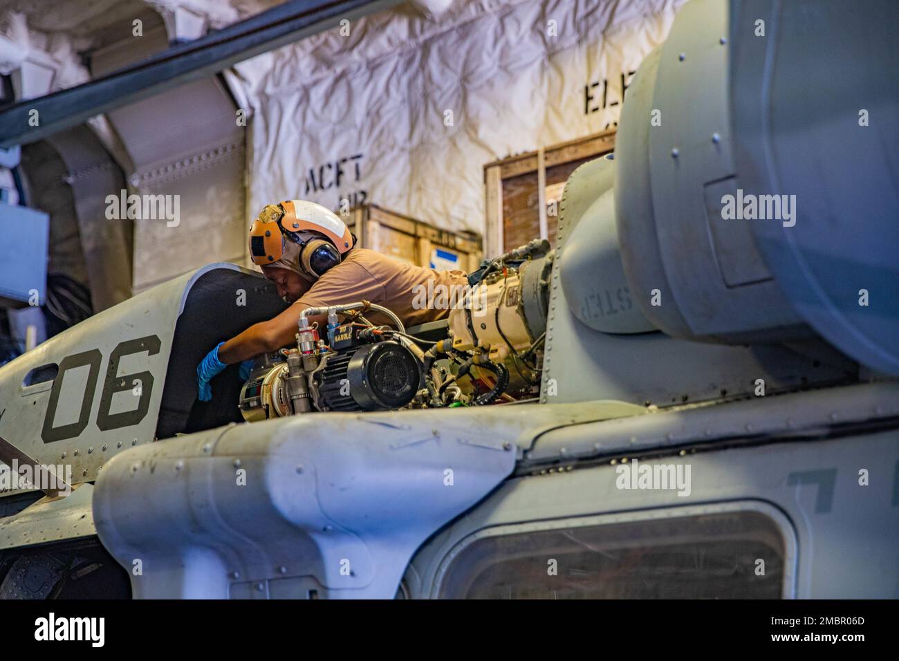 220619-N-NR343-1002 LE mécanicien d'aviation (structurel) DU GOLFE D'ADEN (19 juin 2022) l'apprenti Makiha Walker, affecté à l'escadron de combat de la mer (HSC 22), effectue l'entretien de l'axe de torsion d'un hélicoptère MH-60s Hawk Sea à bord du navire de combat littoral Sioux City (LCS 11), USS Dans le golfe d'Aden 19 juin. Sioux City est déployée dans la zone d'opérations de la flotte américaine 5th afin d'assurer la sécurité et la stabilité maritimes dans la région du Moyen-Orient. Banque D'Images