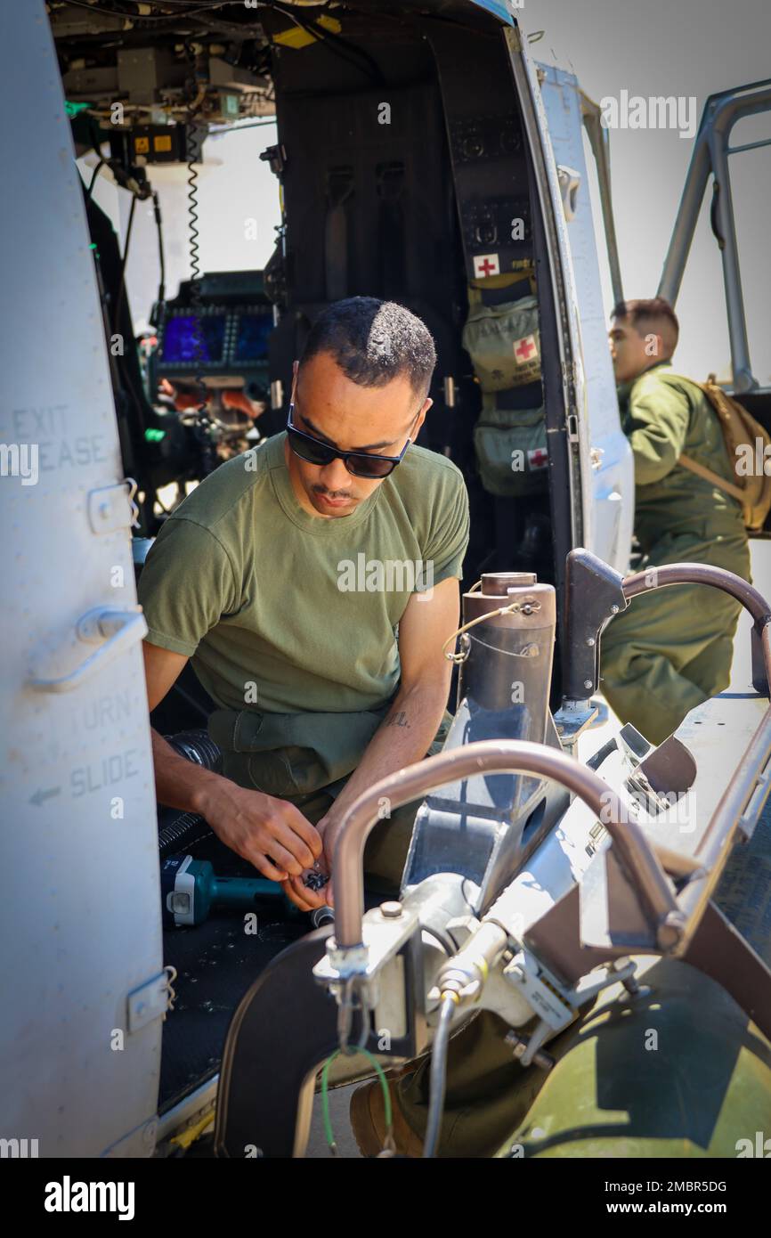 ÉTATS-UNIS Les Marines avec l'Escadron d'hélicoptères d'attaque de lumière marine (HMLA) 773, détachement A, 4th, escadre d'aéronefs maritimes, effectuent l'entretien d'un vipère AH-1Z pendant l'exercice Gunslinger 22 à Salina, Kansas, sur 20 juin 2022. Un entretien de routine de l'aéronef est nécessaire pour s'assurer que l'aéronef fonctionne dans des conditions de vol optimales. Banque D'Images